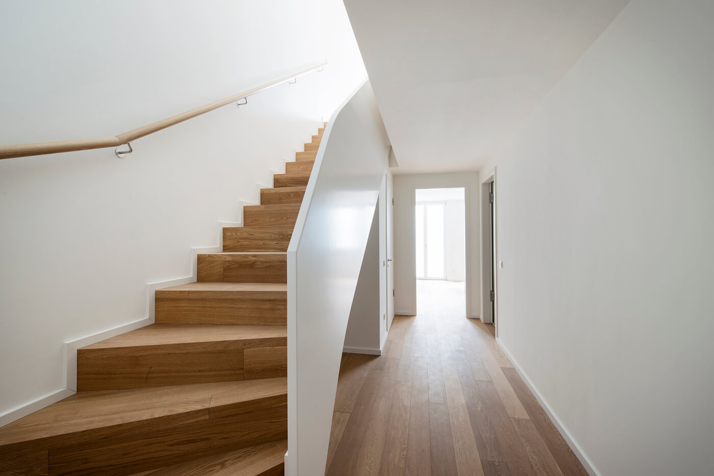 Das Erdgeschoss der Maisonette-Wohnungen stellt eine offene Wohnzone dar.