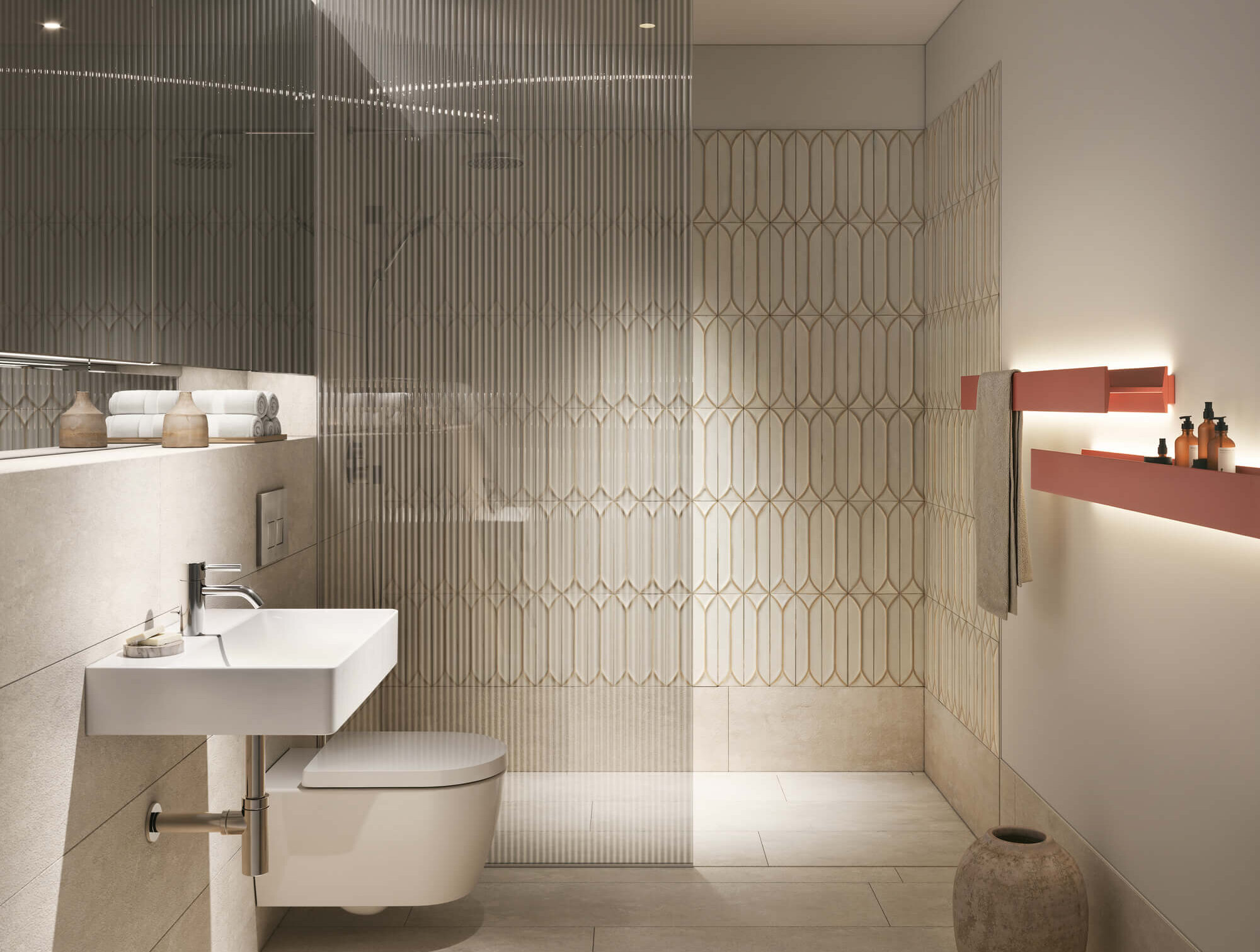 Modernes Bad mit bodentiefer Dusche, hellen Fliesen im Neubauprojekt Vinzent