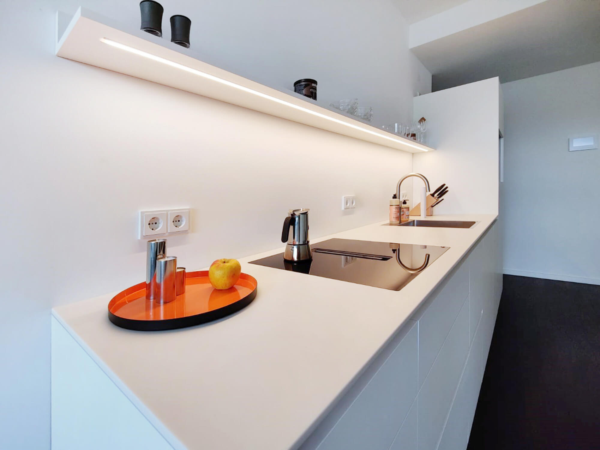 Offene Einbauküche Mietwohnung E.38 WAVE Berlin-Friedrichshain mit Arbeitsplatte