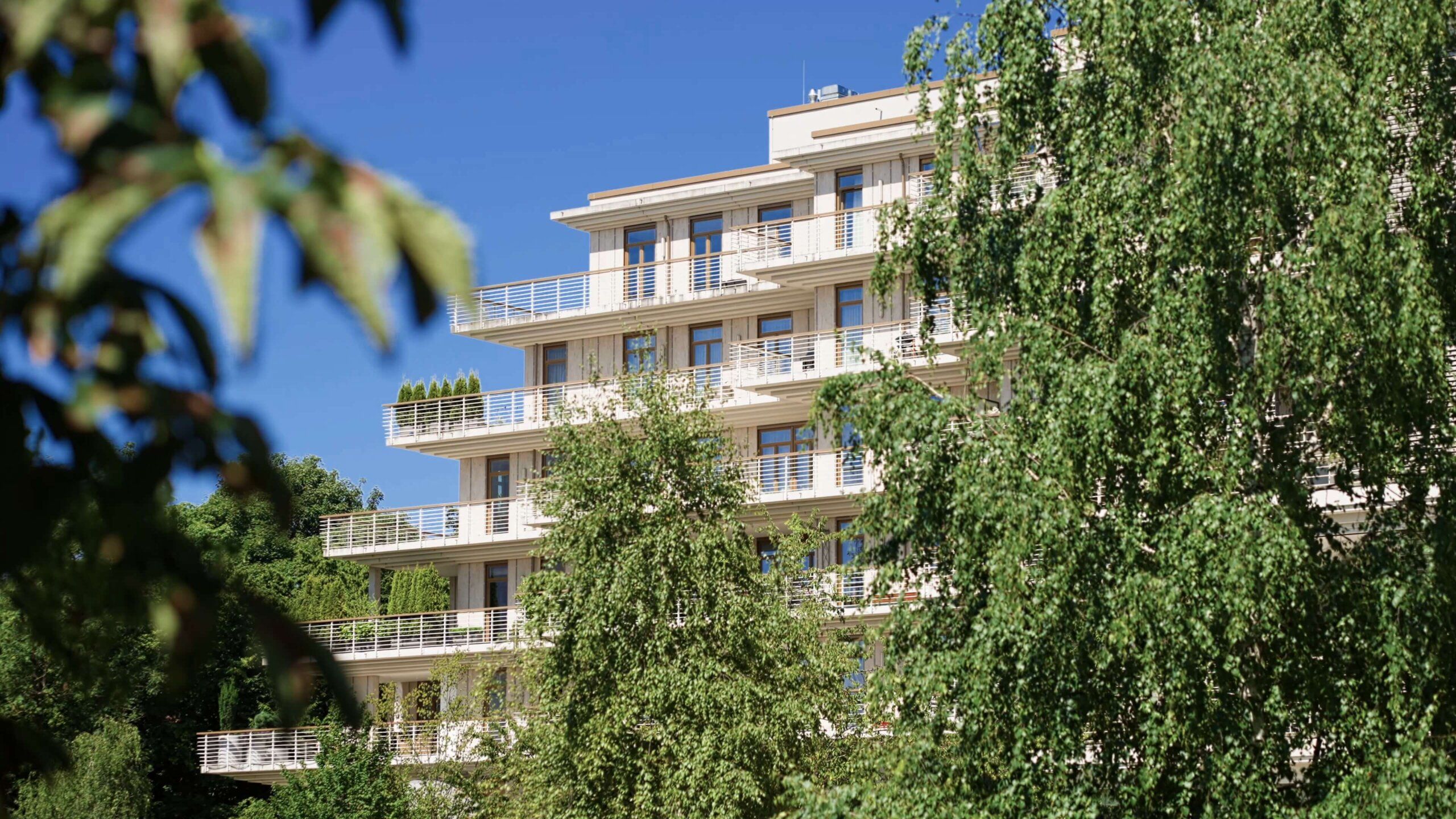 Fassade des Neubauprojekts Tivoli Garden in München Lehel, direkt am Eisbach.