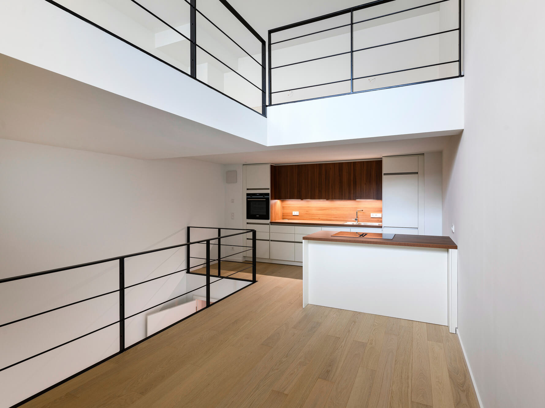 Offene Küche mit Galerieebene in Wohnung GL.11 im Neubau Van B in Schwabing