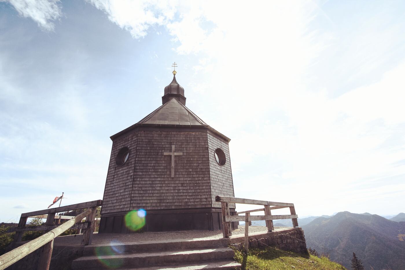 Das Landhaus Wallbergblick bzw. die Wohnung zum Kauf am Tegernsee überzeugt durch die Lage – die Wallbergbahn ist schnell erreichbar.