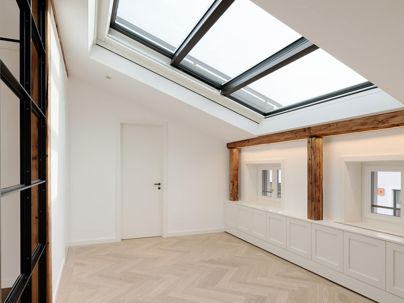 Helle Bürofläche im Ensemble Amalie mit Dachfenstern und Einbauschränken