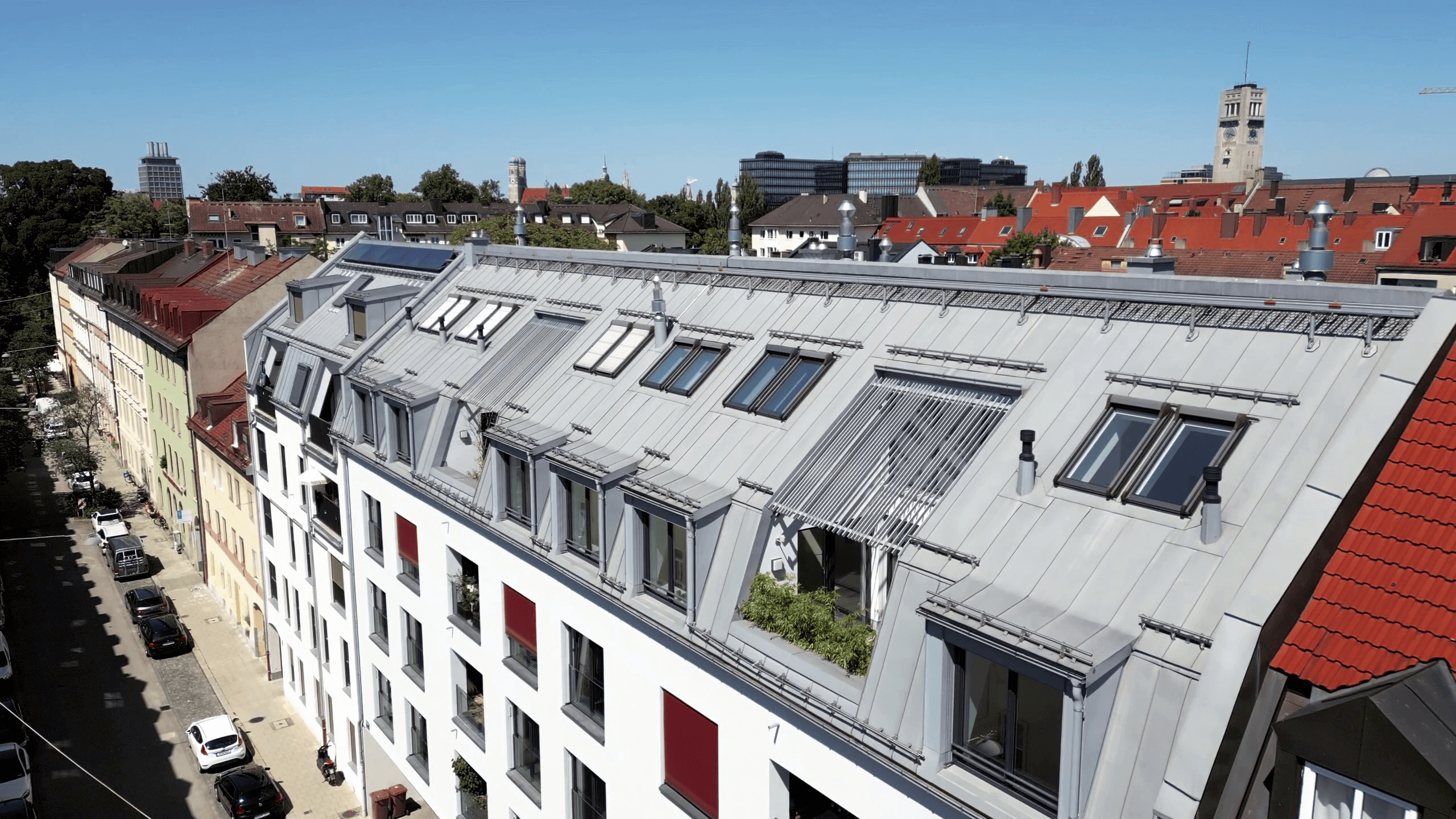 Blick über die Dachlandschaft des Wohnensembles am Bereiteranger in München-Au.