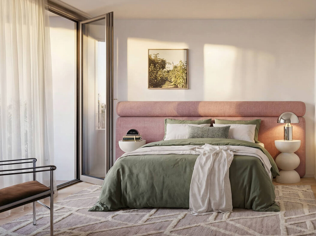 Schlafzimmer mit Bett, Bad und Balkonzugang im Neubau Haus Claude Untergiesing