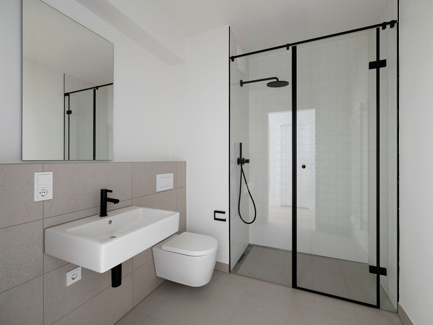 Bad mit Glasdusche und Spiegel in Wohnung H.17 im Neubau VINZENT in Neuhausen