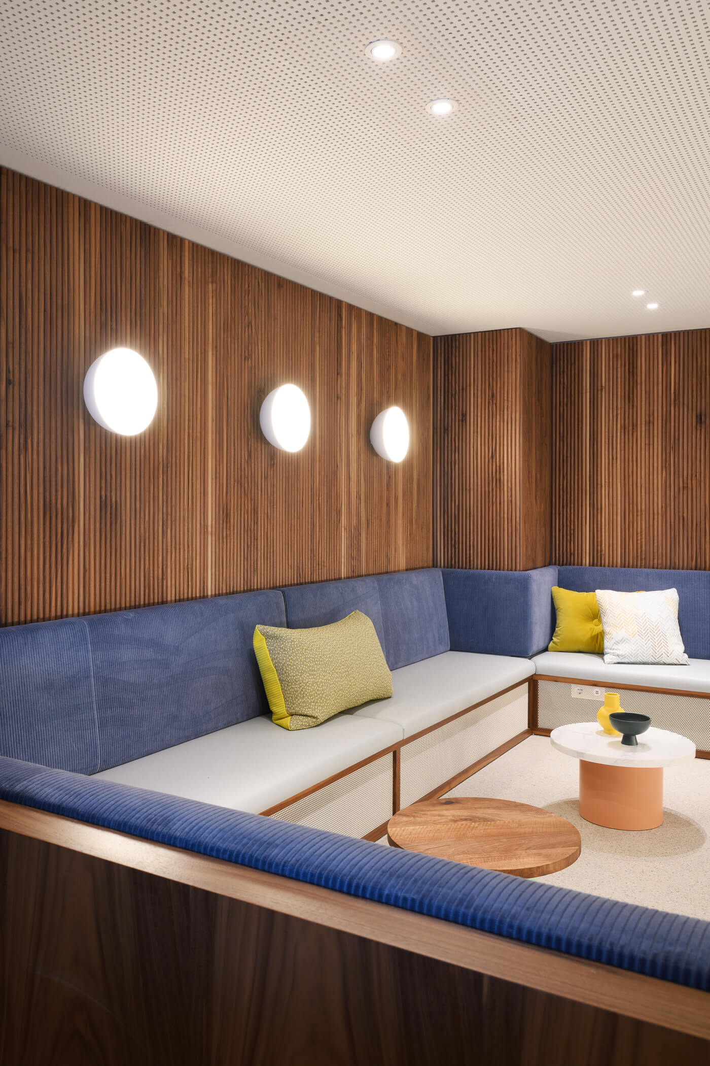 Neubau-Quartier kupa: Gemeinschaftslounge mit Sitzbänken und Wandleuchten