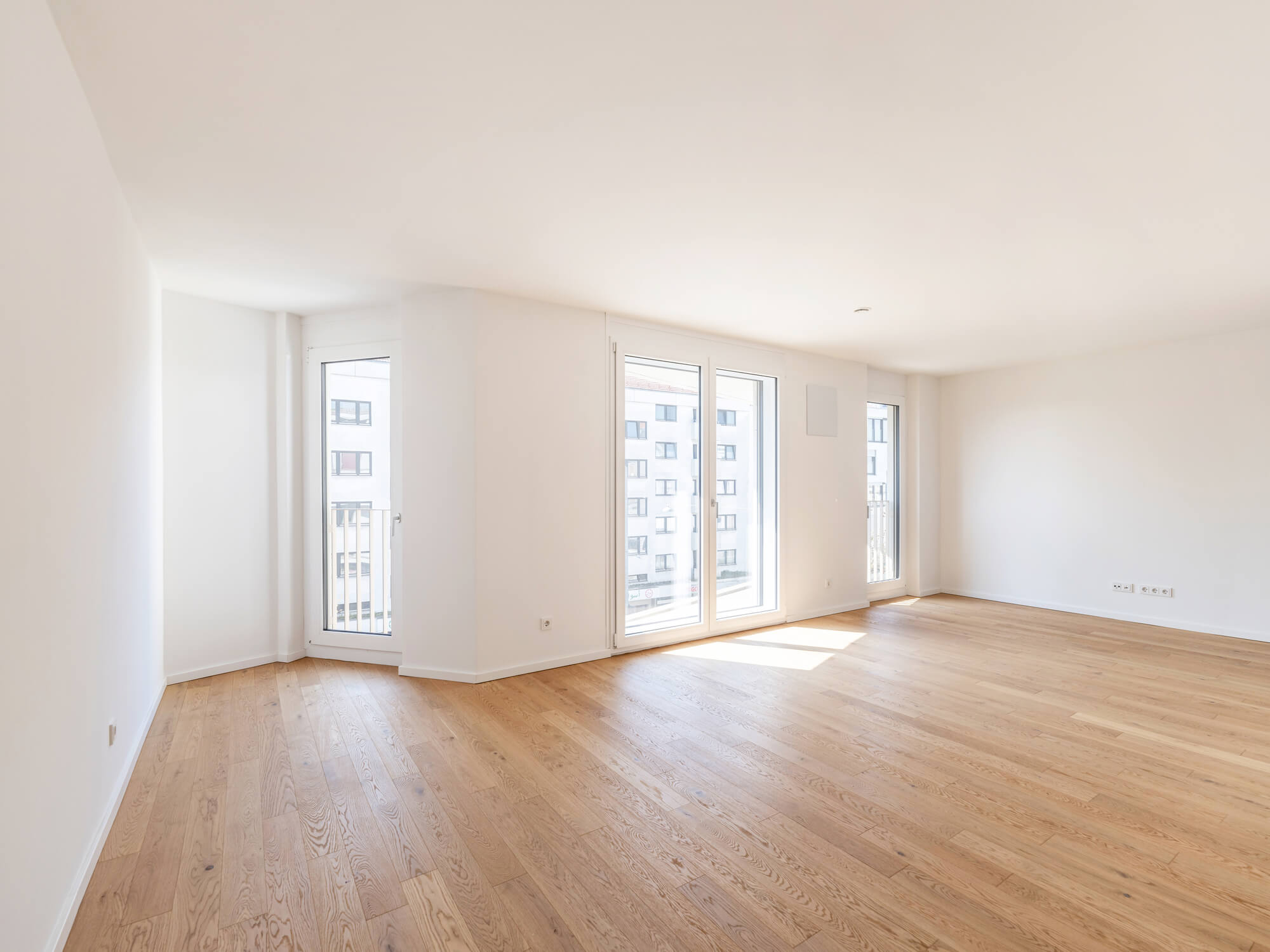 Wohnbereich mit großen Fenstern in Mietwohnung C.54 im kupa Wohn-Quartier Pasing