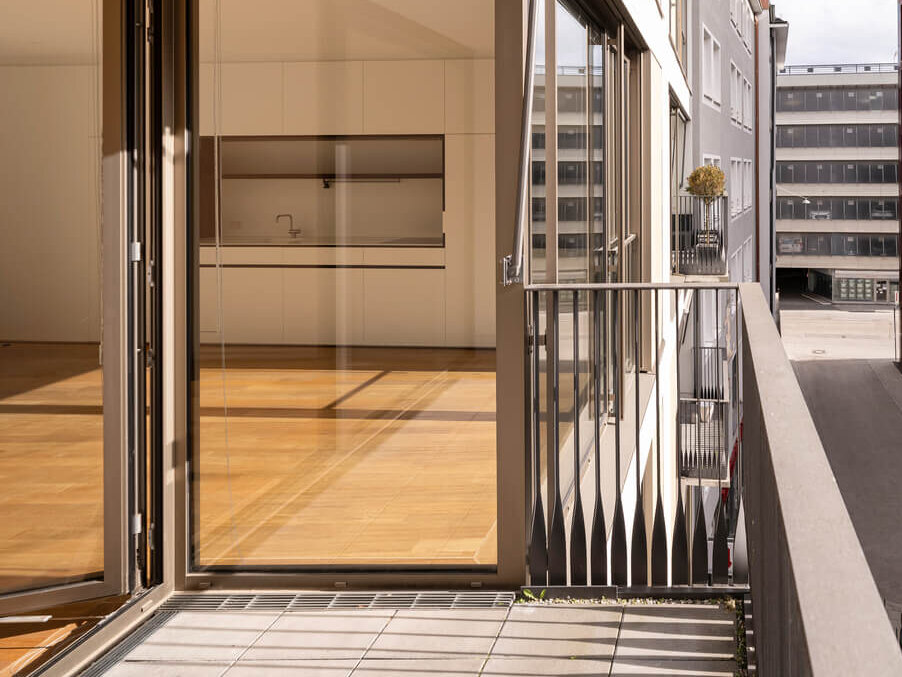 Loggia mit Geländer, Blick in Küche, Hofstatt Mietwohnung München Altstadt