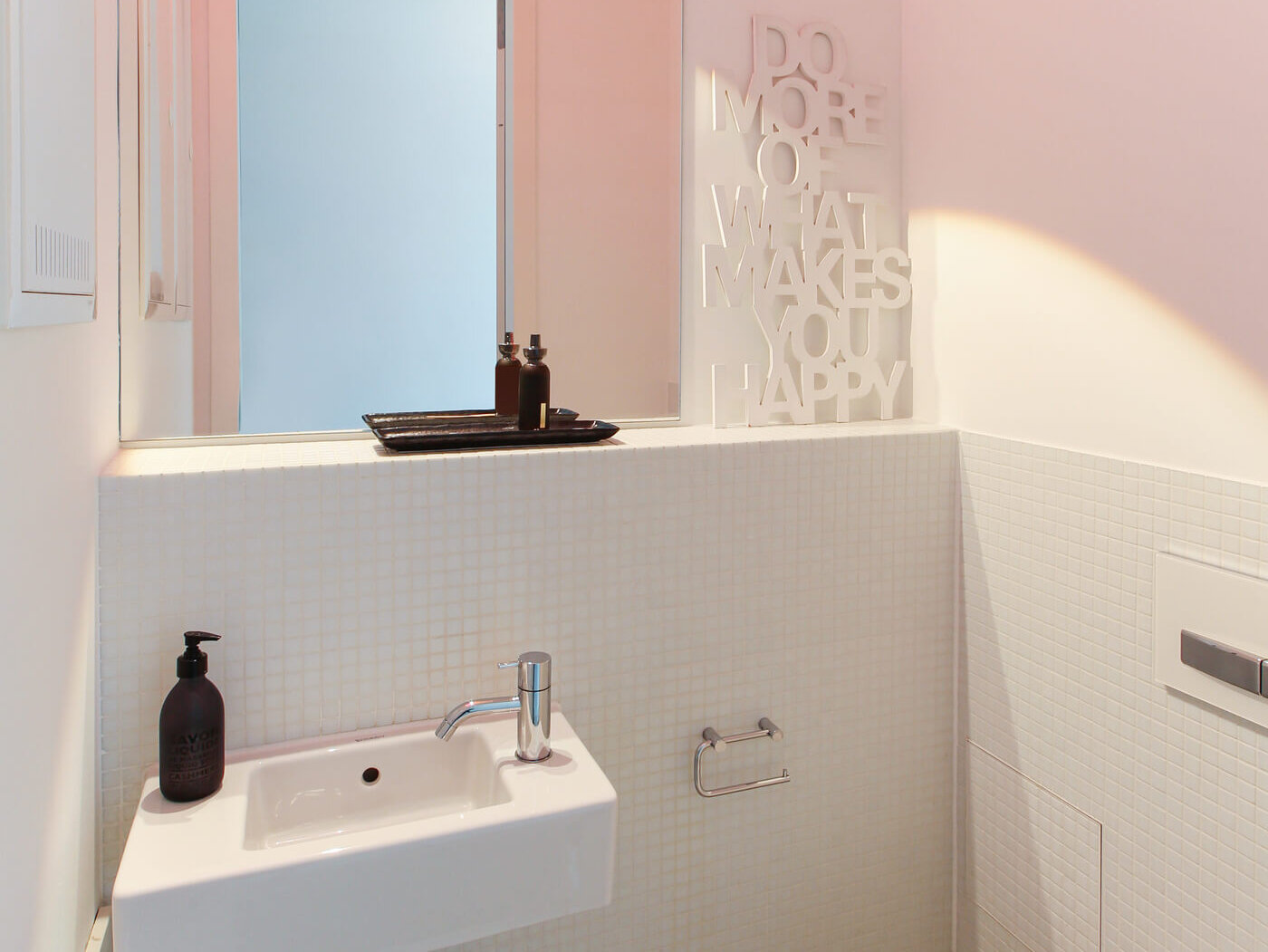 Waschbecken und Spiegel der FRIENDS Wohnung L4.10 in München-Neuhausen