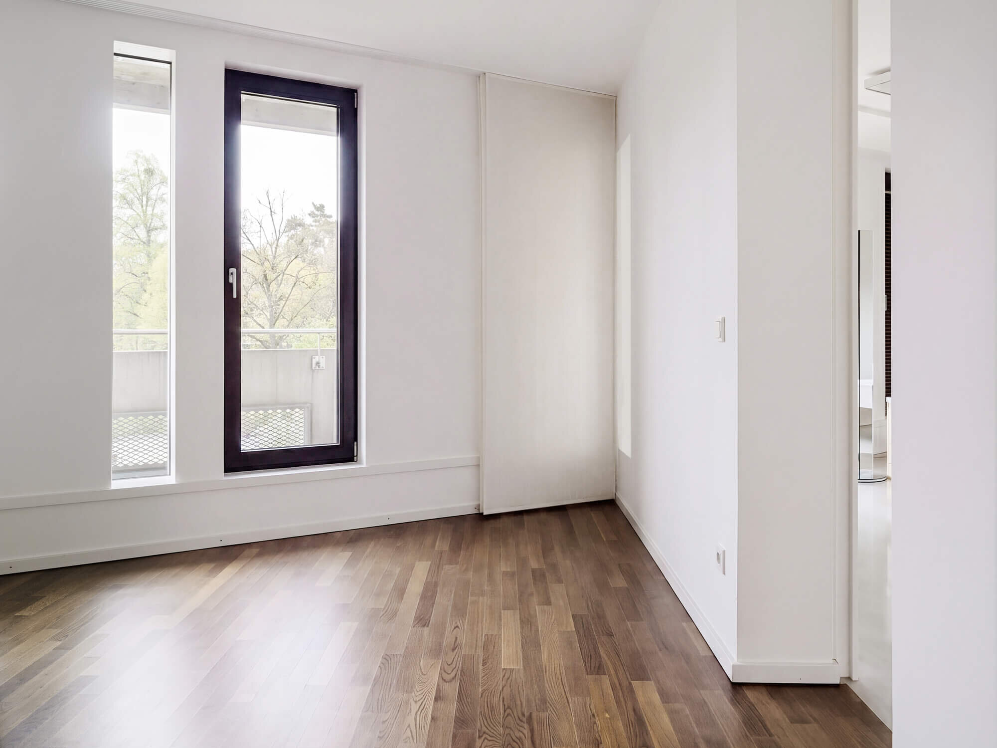 Schlafzimmer mit Fenster in Wohnung W.10 im Baudenkmal REDUKT in Nymphenburg