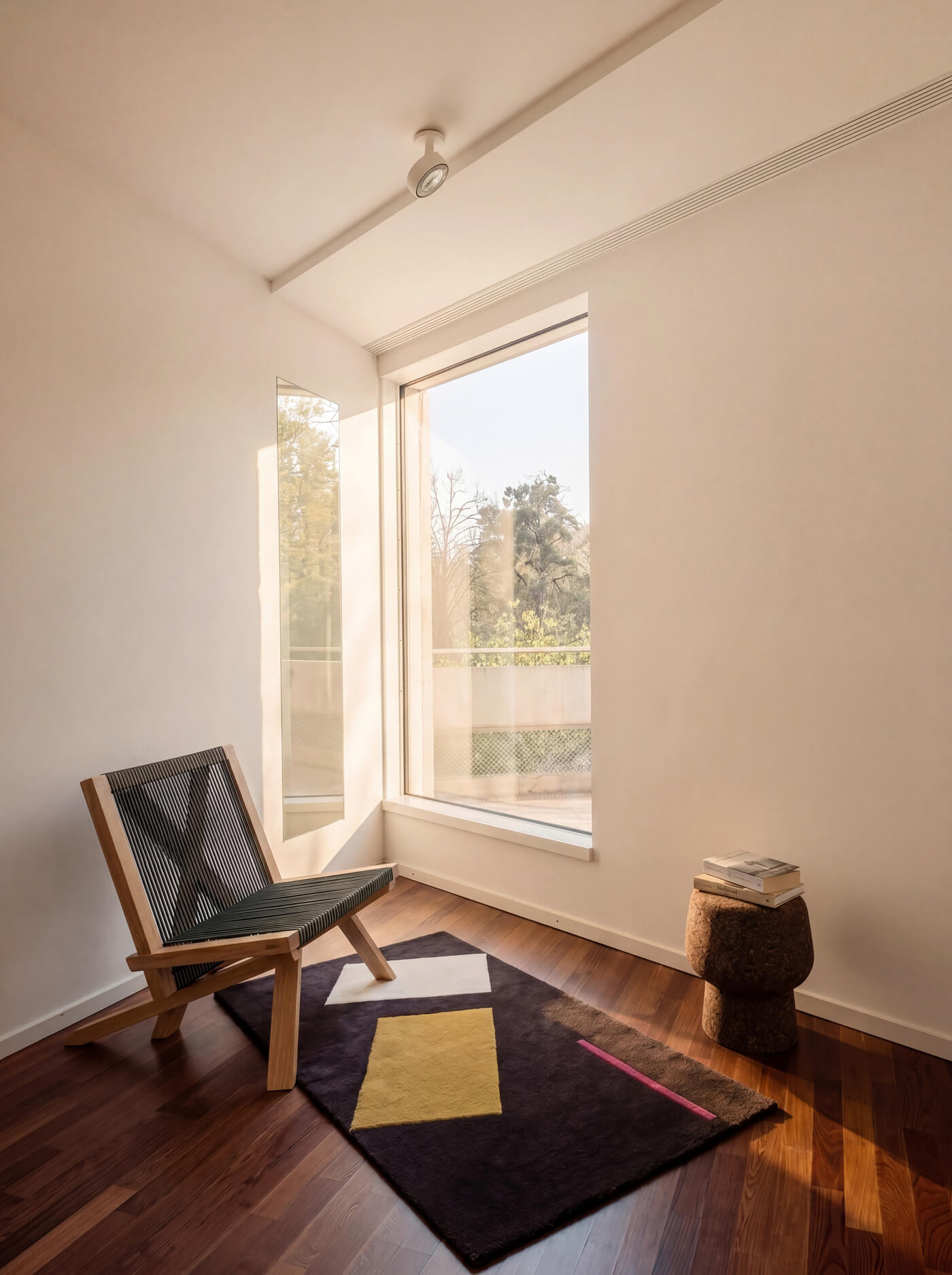 Sitzecke mit Fenster in Wohnung W.10 im Baudenkmal REDUKT in München-Nymphenburg