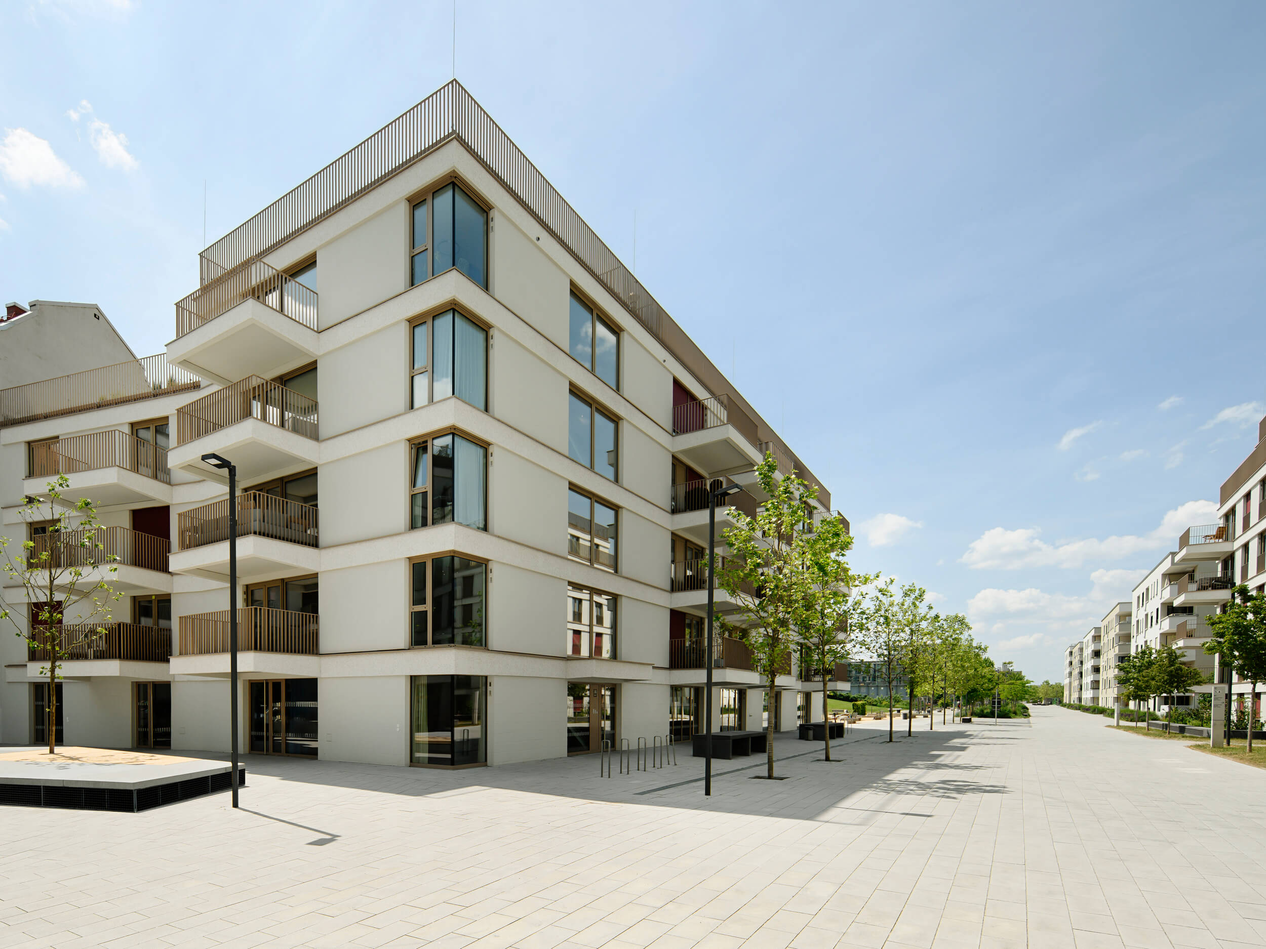 Fassadenansicht des Hauses D im Neubauquartier kupa in München-Pasing, moderne Architektur mit Balkonen und Panoramafenstern