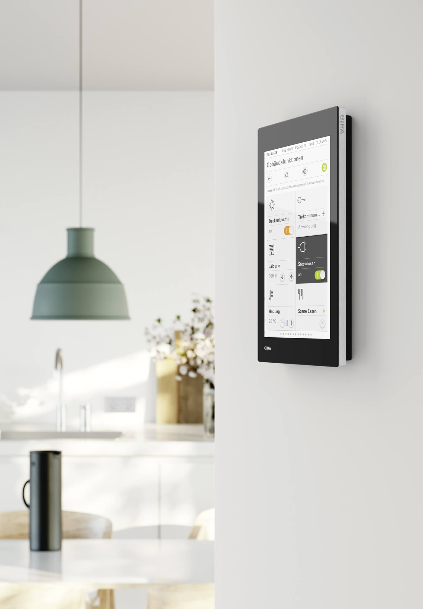 Smart-Home-Bedienpanel an Wand, Küche im Hintergrund sichtbar