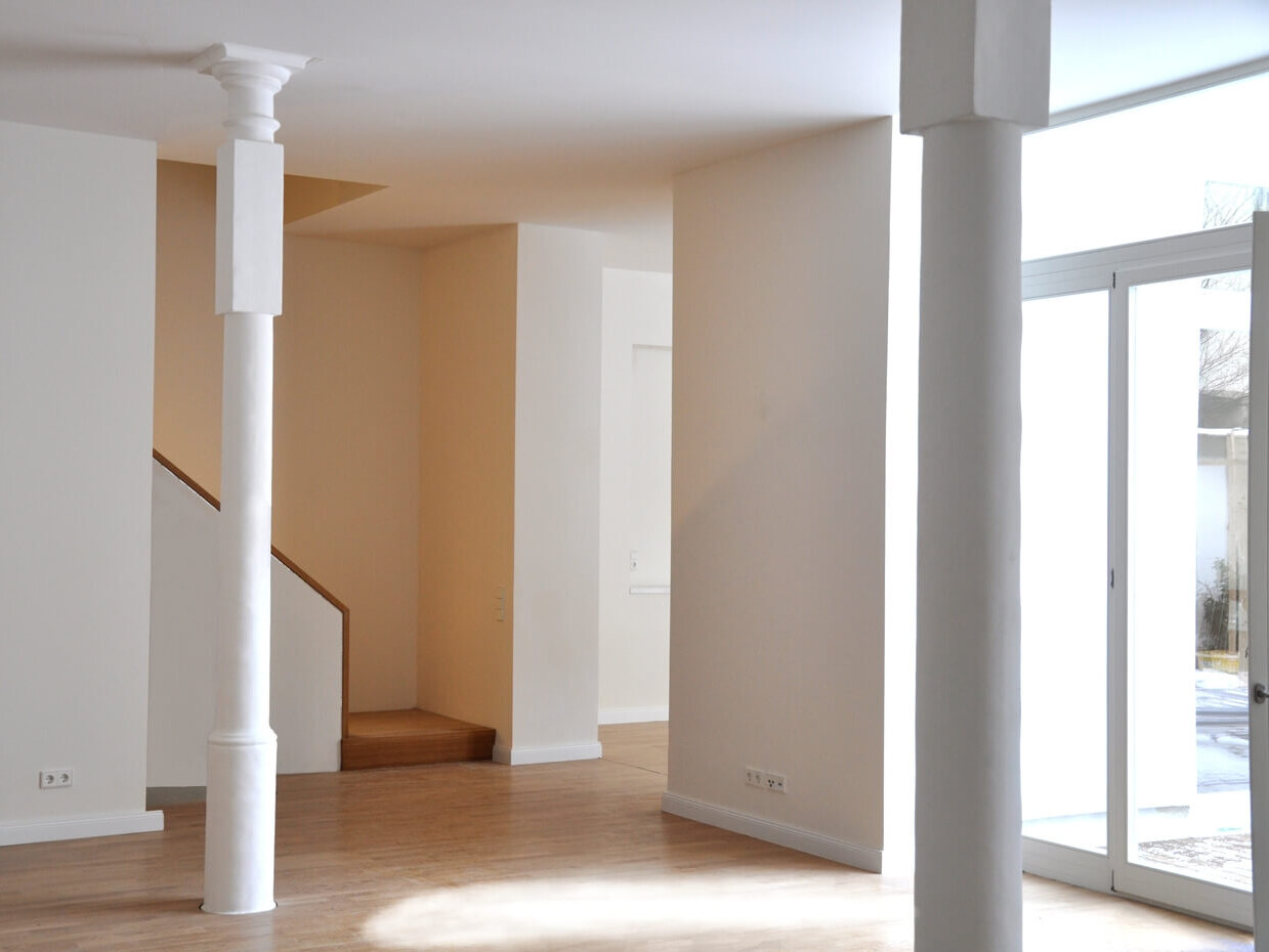 Helles Wohnbereich der Maisonette-Wohnung am Sebastiansplatz mit Terrassenzugang.