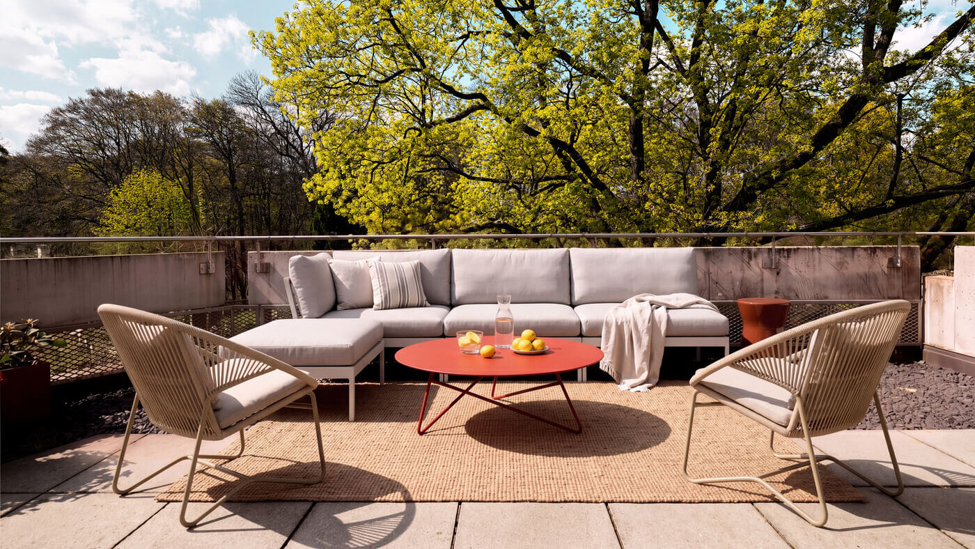 Terrasse mit Sitzgruppe in Wohnung im Baudenkmal REDUKT München-Nymphenburg
