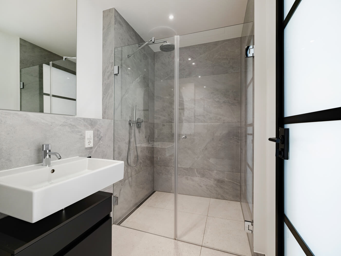 Badezimmer mit bodengleicher Dusche im Neubauprojekt Van B in München-Schwabing