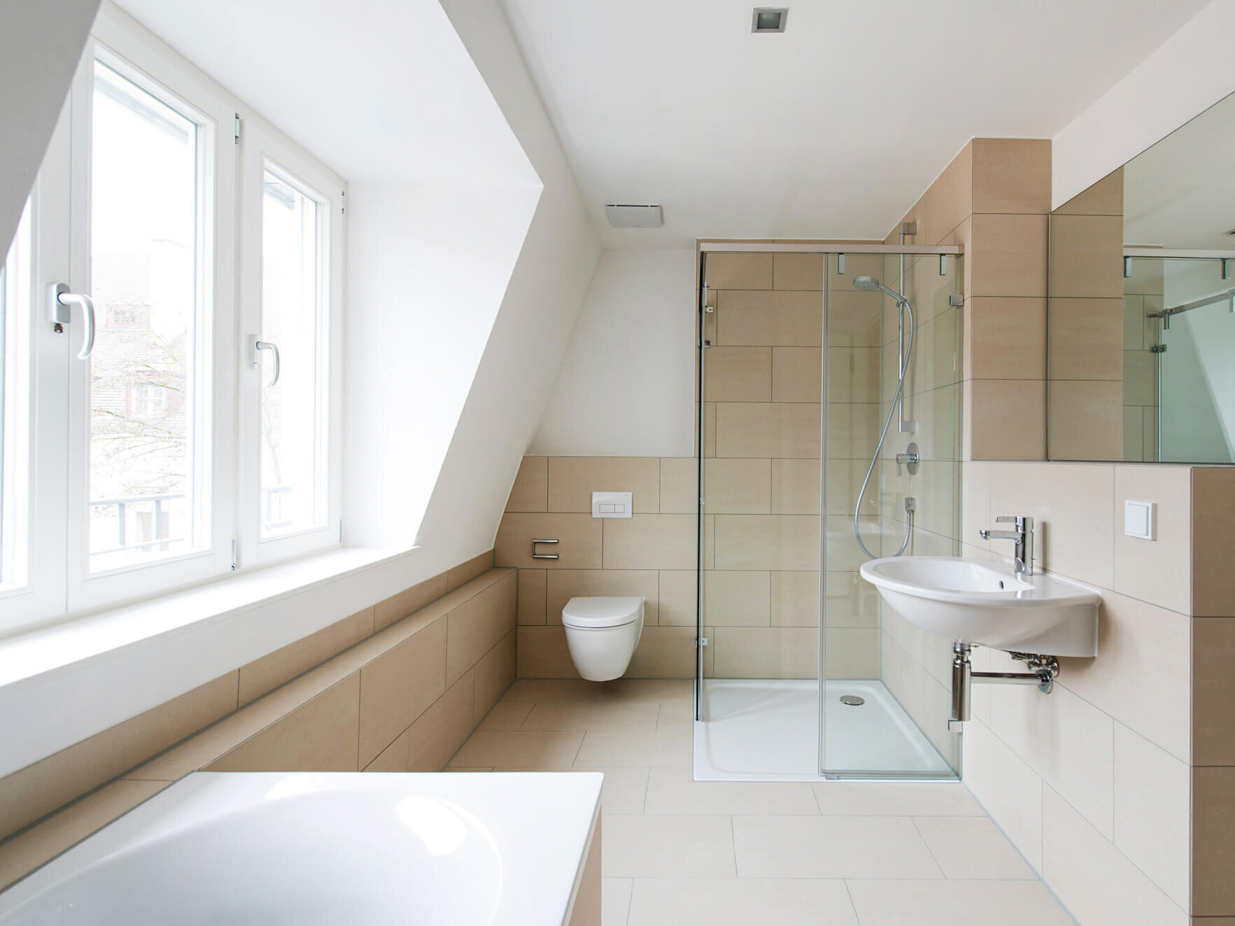 Bad der 3-Zimmer-Wohnung I69 in München Bogenhausen mit Dusche, Wanne, Fenster