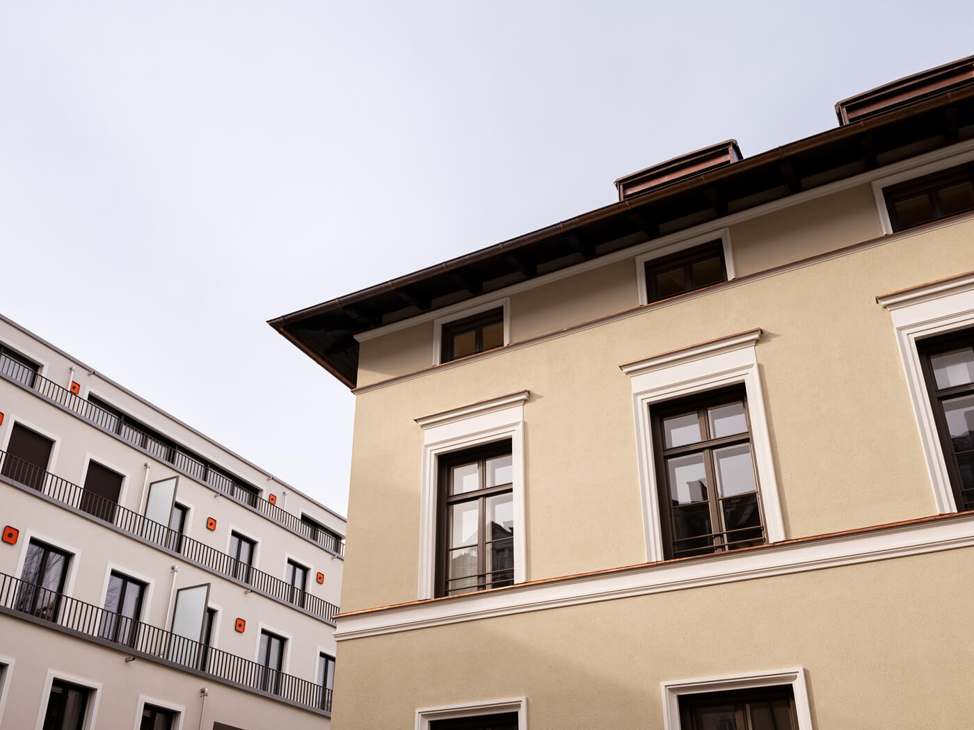 Innenhof-Ensemble Amalie mit klassizistischer Villa und modernen Neubauten 