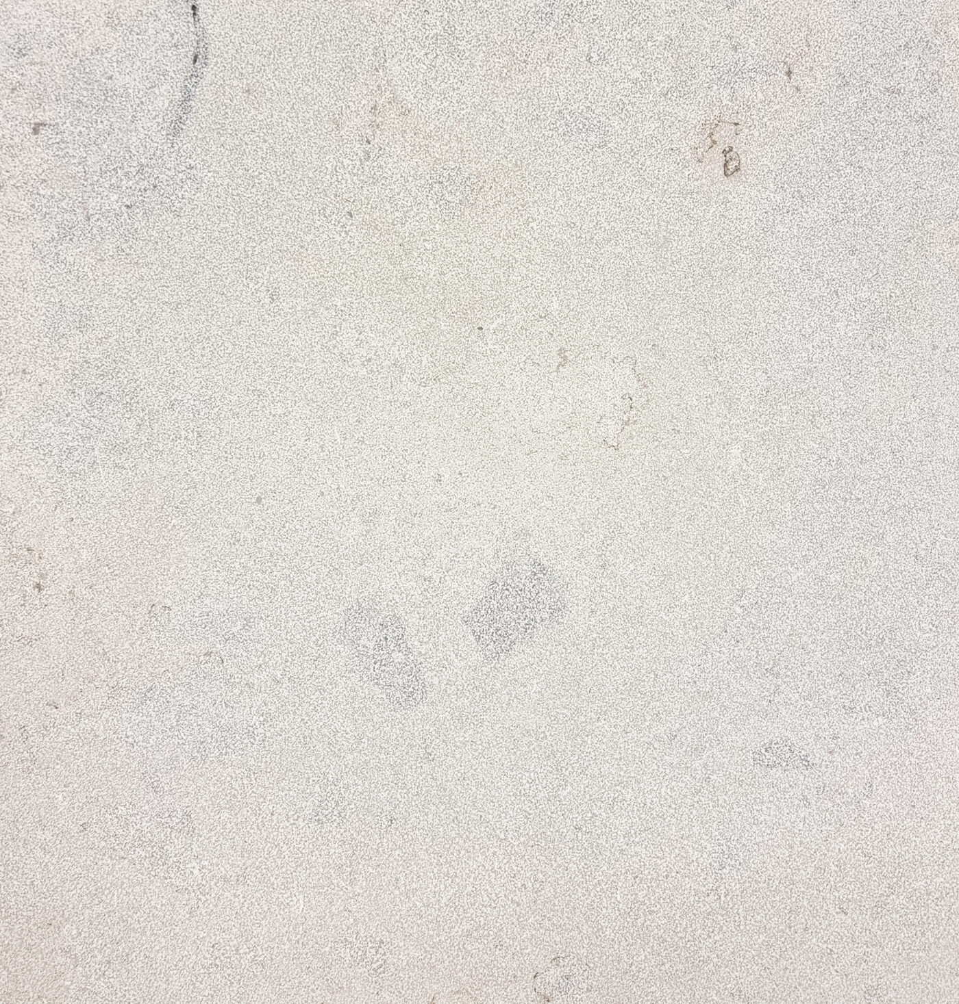 Bodenbelag aus Jura-Naturstein im Bad des Neubauprojekts Haus Claude in München