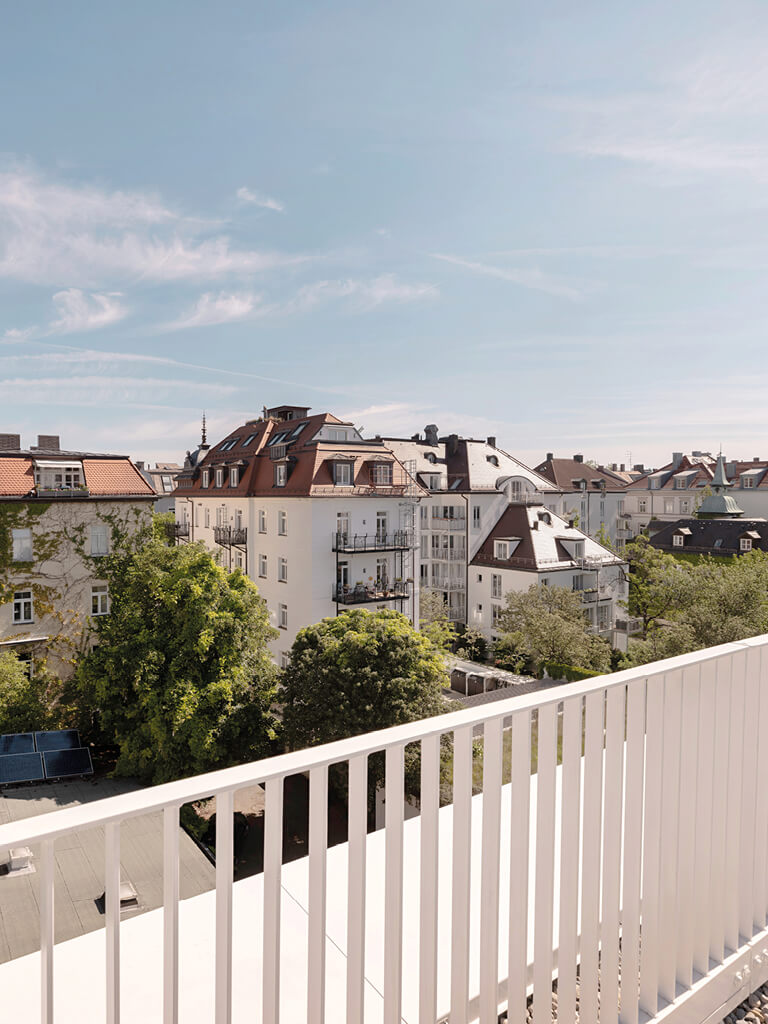 Dachterrasse mit Tisch und Blick über Neuhausen im Neubauprojekt VINZENT München