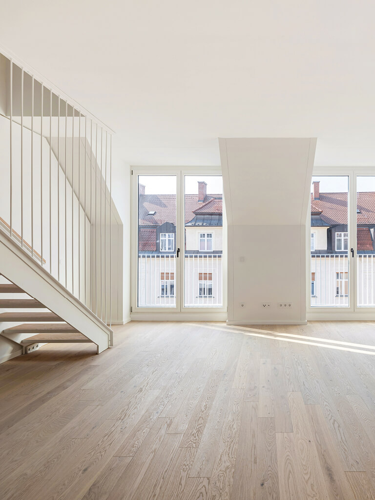 Essbereich an Fenster mit Treppe in Maisonette des Neubaus VINZENT in Neuhausen