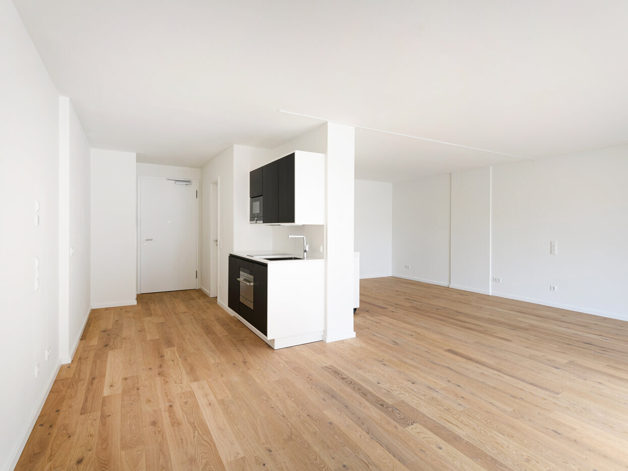 Wohnbereich der Mietwohnung im Kupa-Quartier München-Pasing mit offenem Grundriss