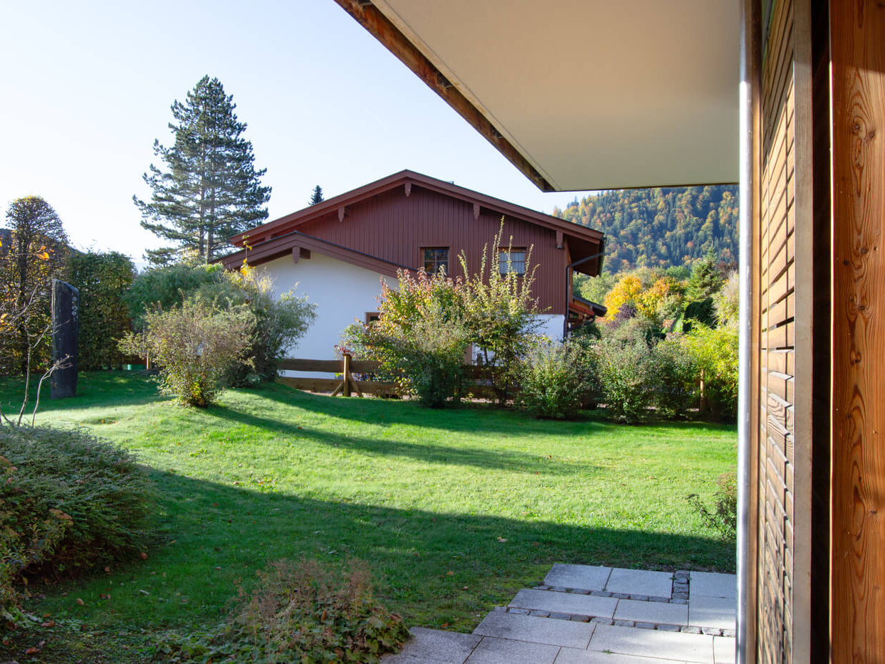 umliegender Natur und Bergkulisse