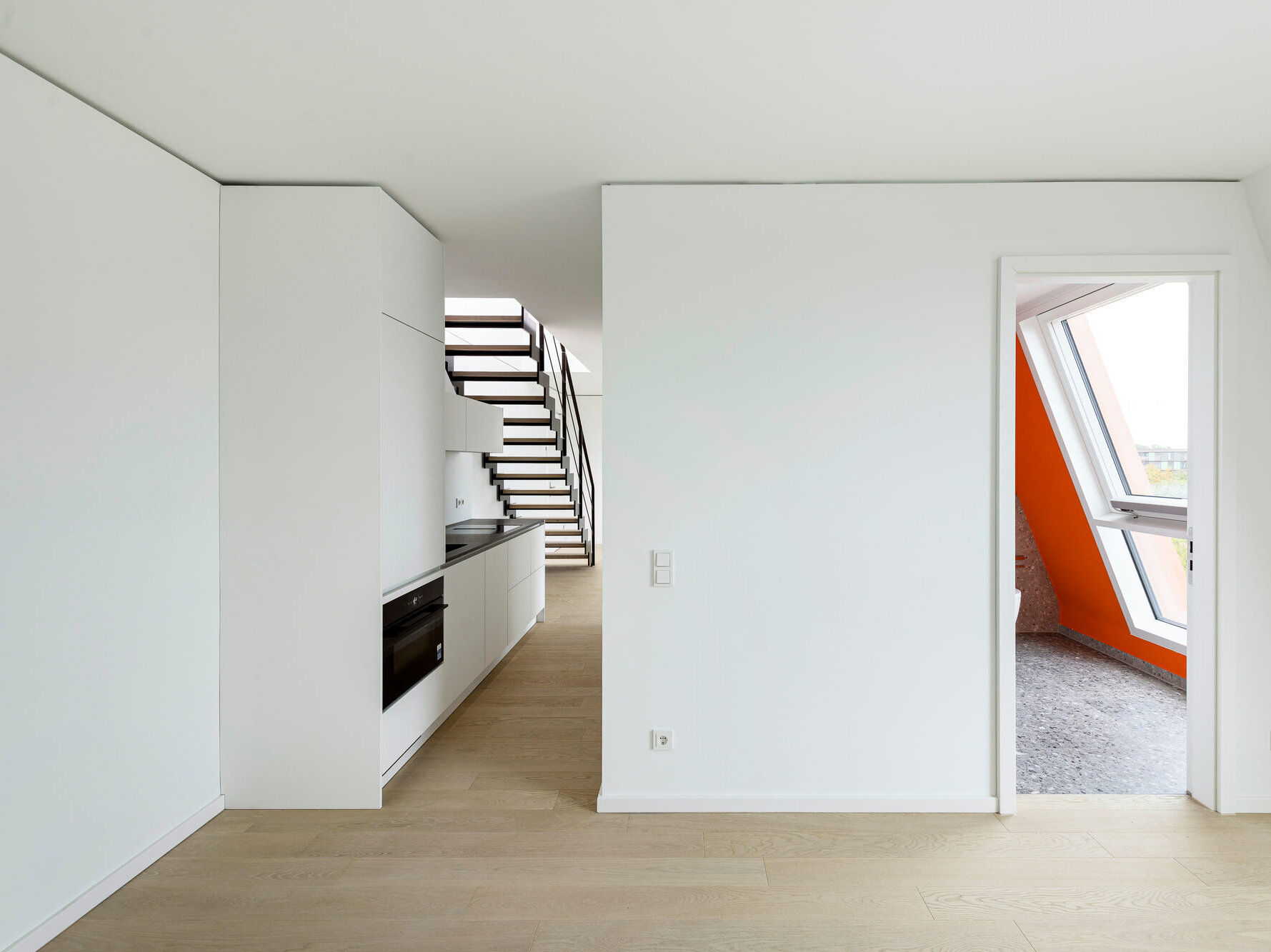 Blick vom Schlafbereich in den Wohnraum und Bad des Van B Rooftop Flat, München