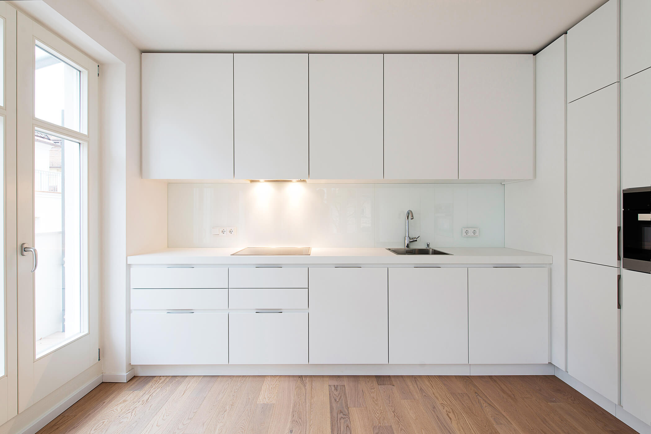 Einbauküche mit hellen Fronten in Wohnung W.14, I69 München Bogenhausen