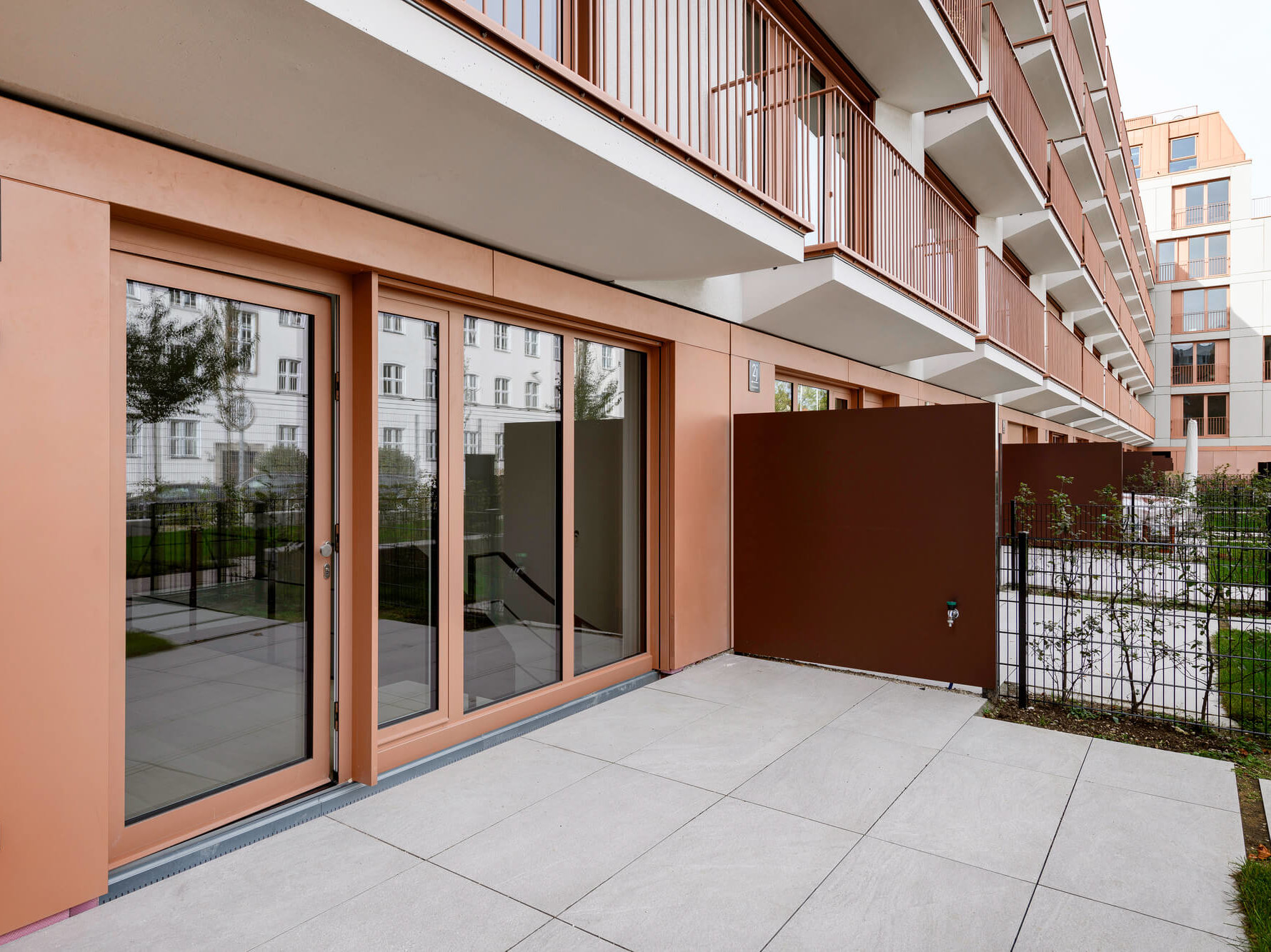 Terrasse mit Glasfront in Wohnung GL.11, im Neubau Van B, München Schwabing