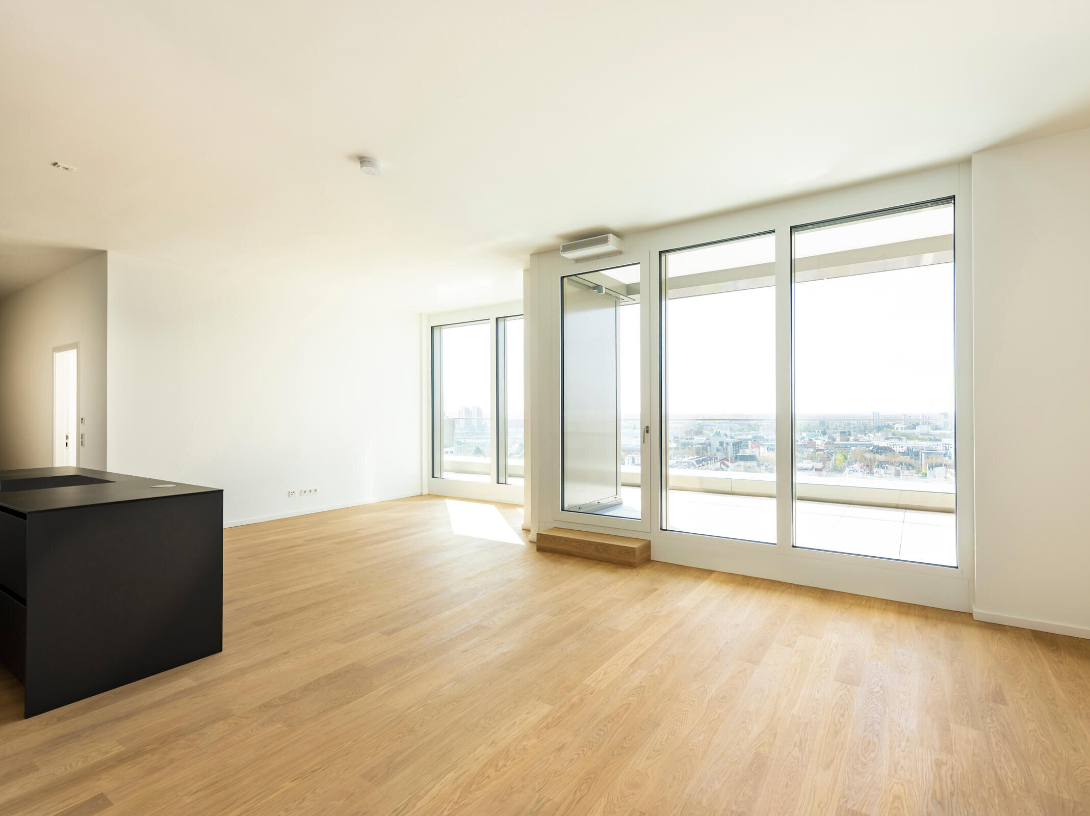 Wohnraum mit Balkontür im Penthouse A.122 im Neubau SOLID Home, Frankfurt