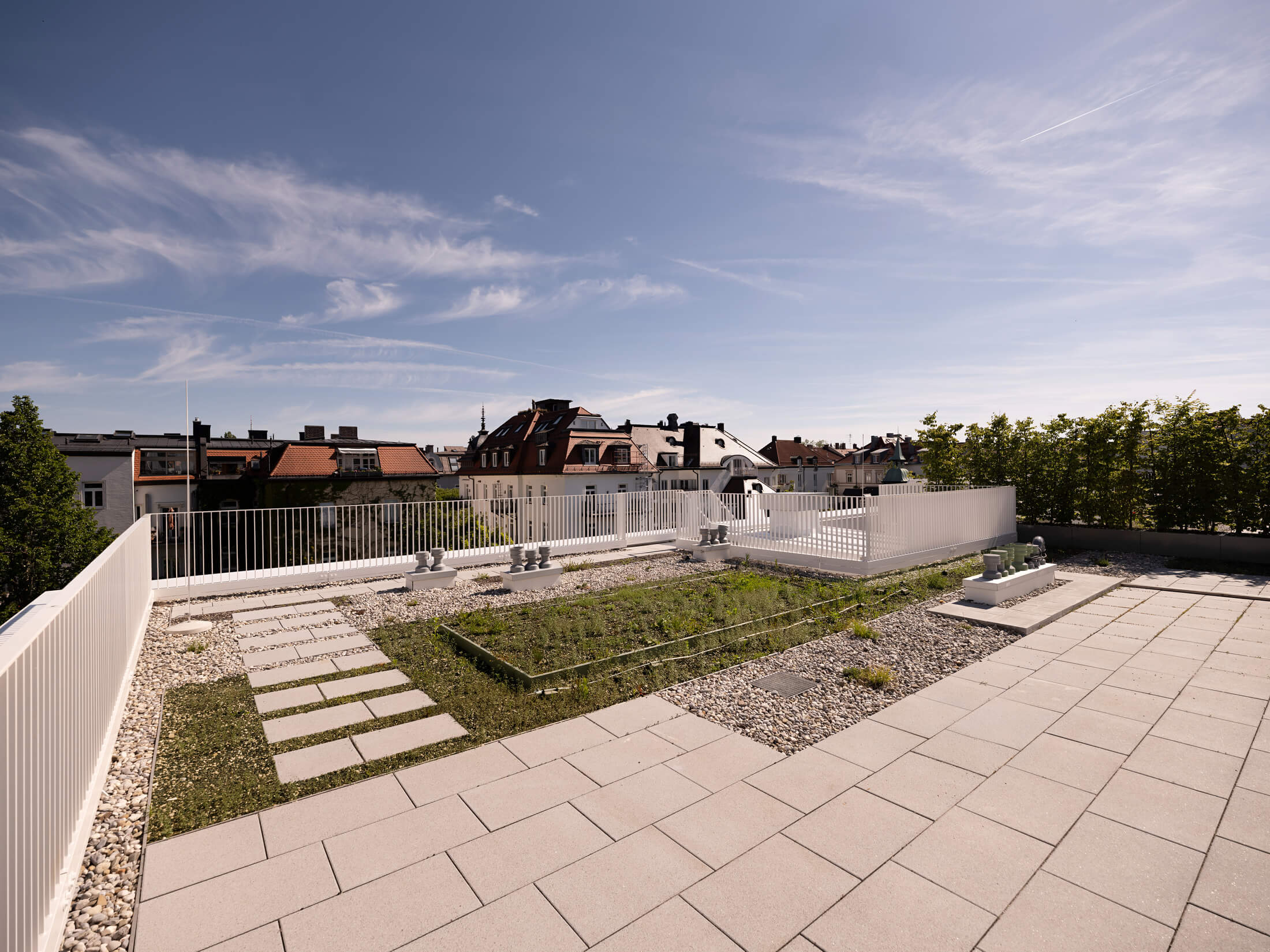 Dachterrasse mit Begrünung des Penthouse H.25 im Neubau VINZENT, Neuhausen