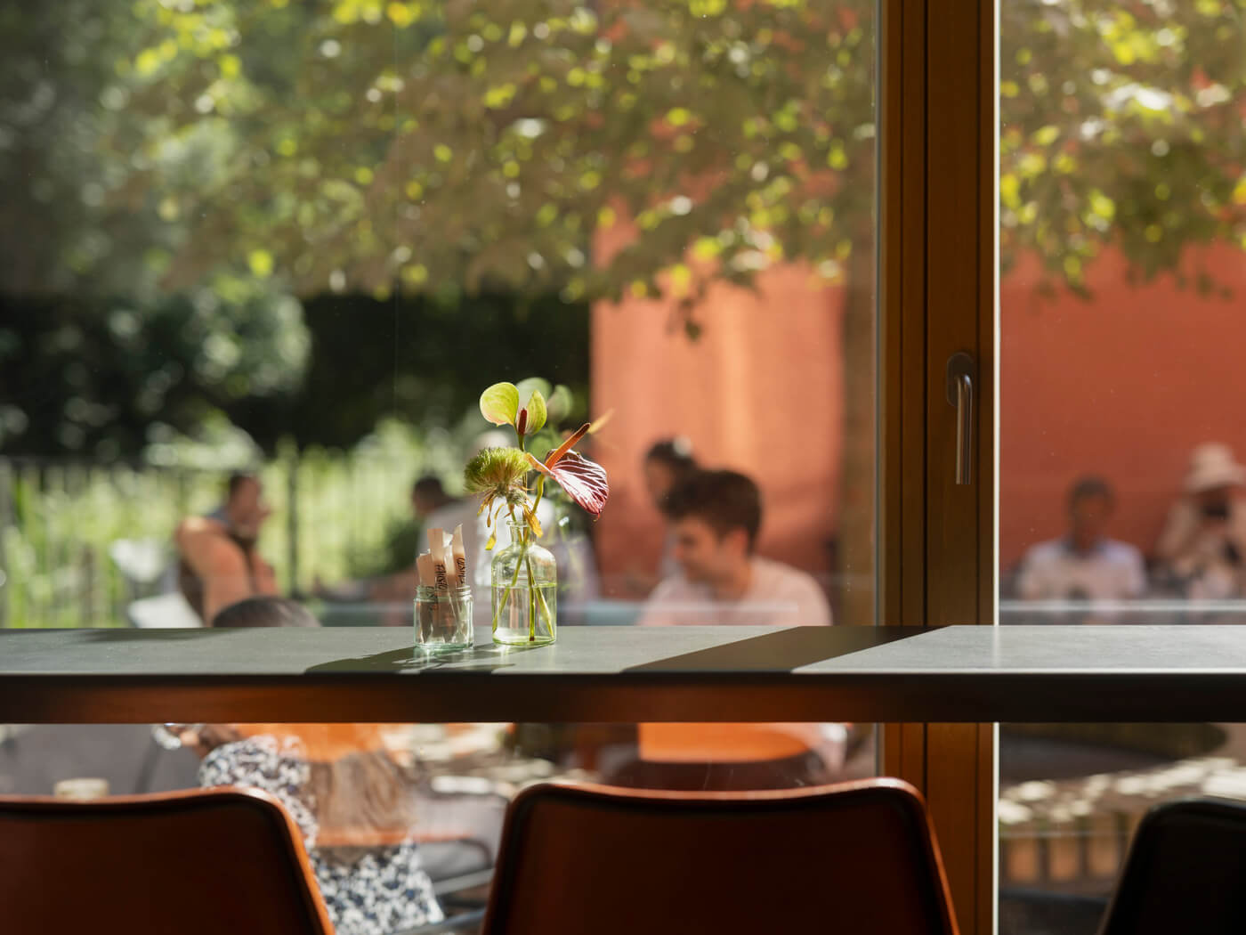 Café-Szene im Fausto Café nahe dem Neubauprojekt Haus Claude in Untergiesing