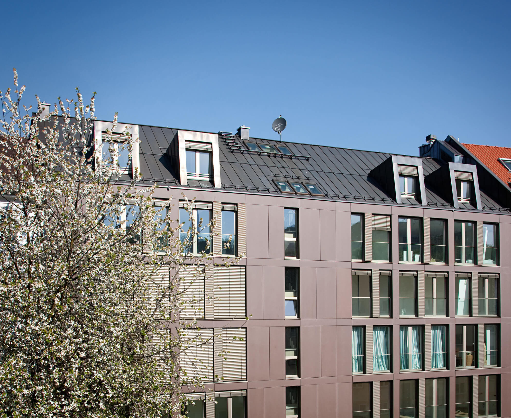 Nahaufnahme der Fassade von Wohnprojekt in der Lilienstraße 10.