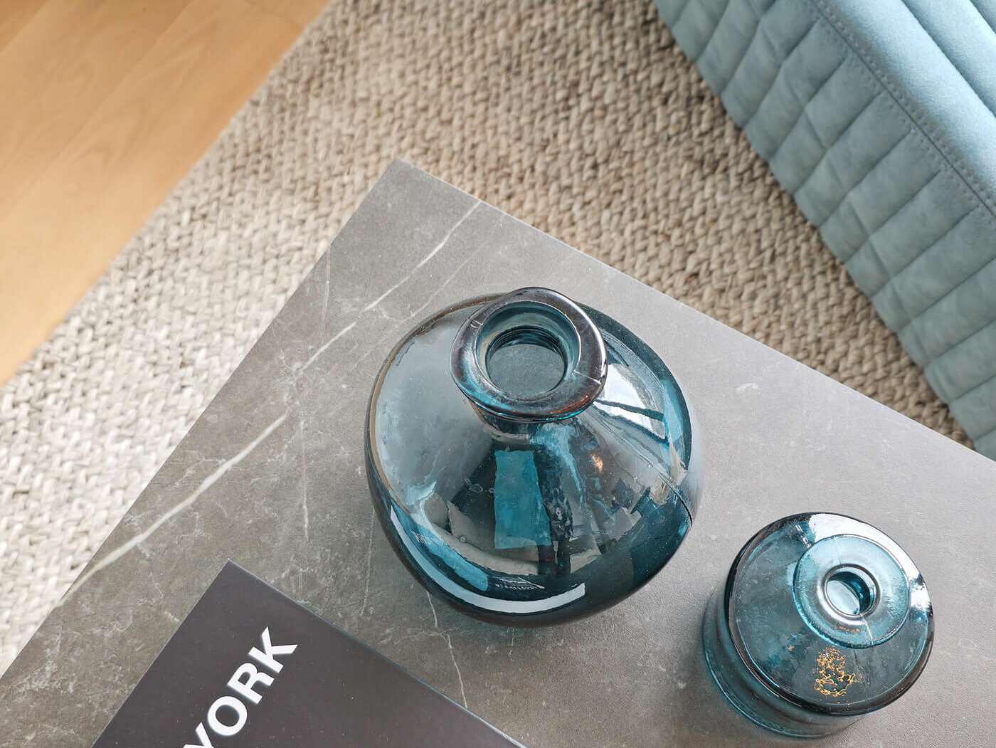 Zwei Glasvasen auf Tisch der FRIENDS Wohnung L4.10 in München-Neuhausen