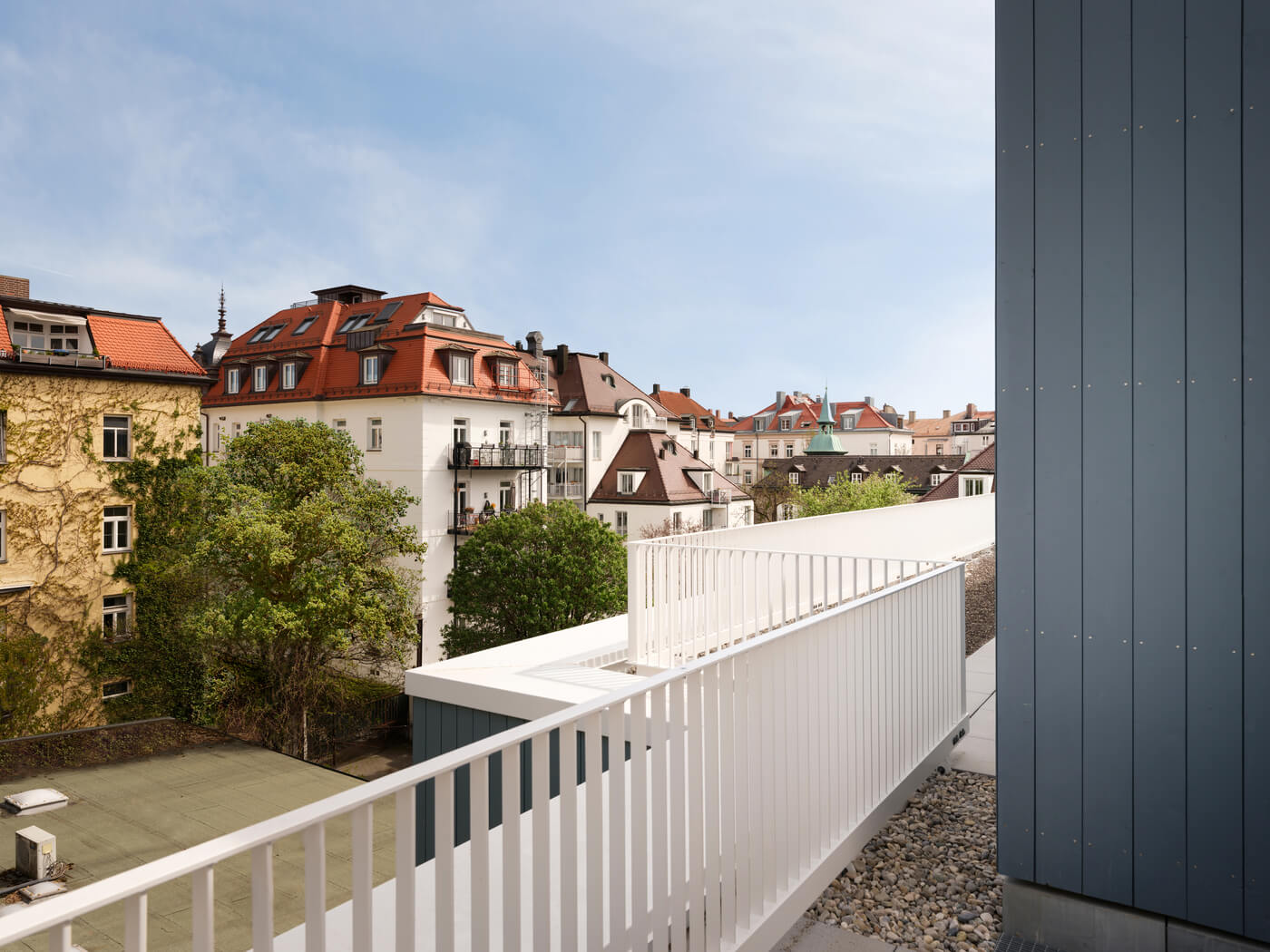 Balkon vor Gründerzeitgebäuden im Neubau VINZENT, München-Neuhausen