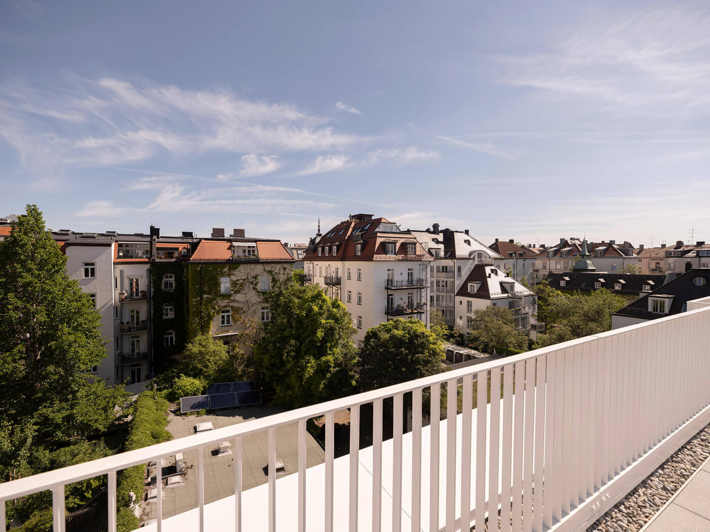 Dachgarten des Penthouses H.25 mit Blick auf Gebäude, Bäume im Neubau VINZENT