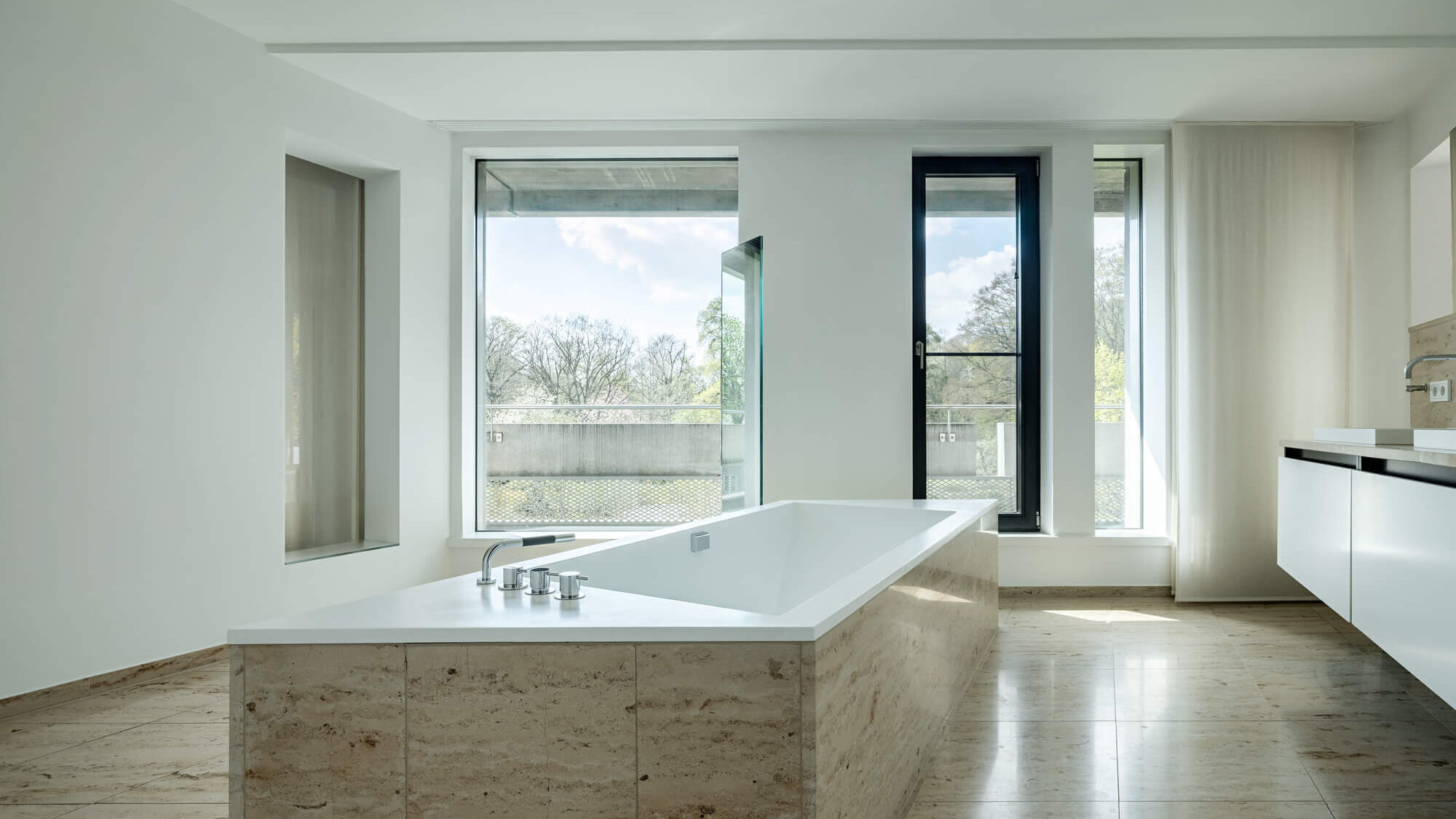 Bad mit Badewanne und Fenster in Wohnung W.10 im Baudenkmal REDUKT Nymphenburg