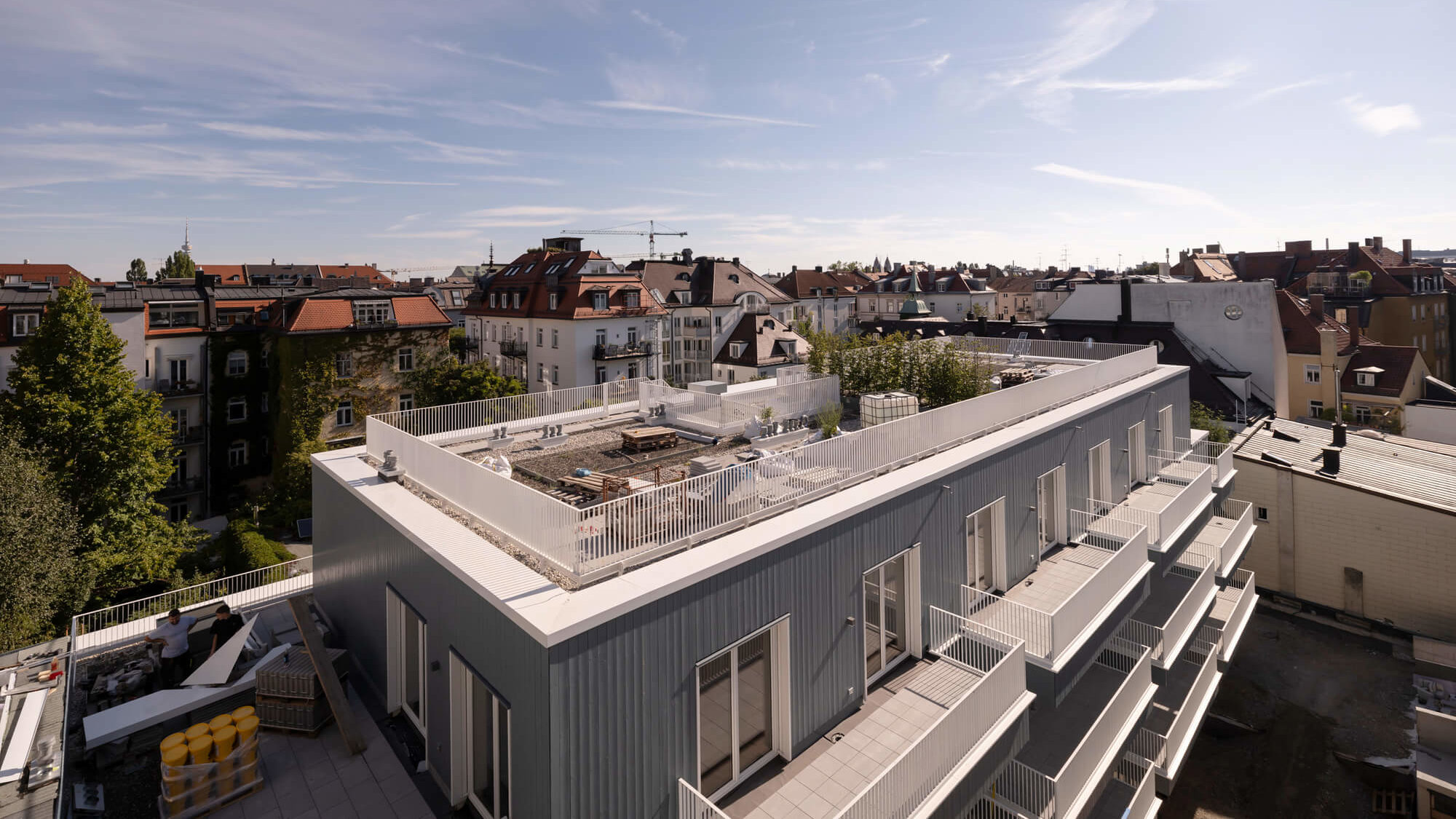 Hofhaus des Neubauprojekts VINZENT in München-Neuhausen mit Blick auf die umliegenden Wohnhäuser.