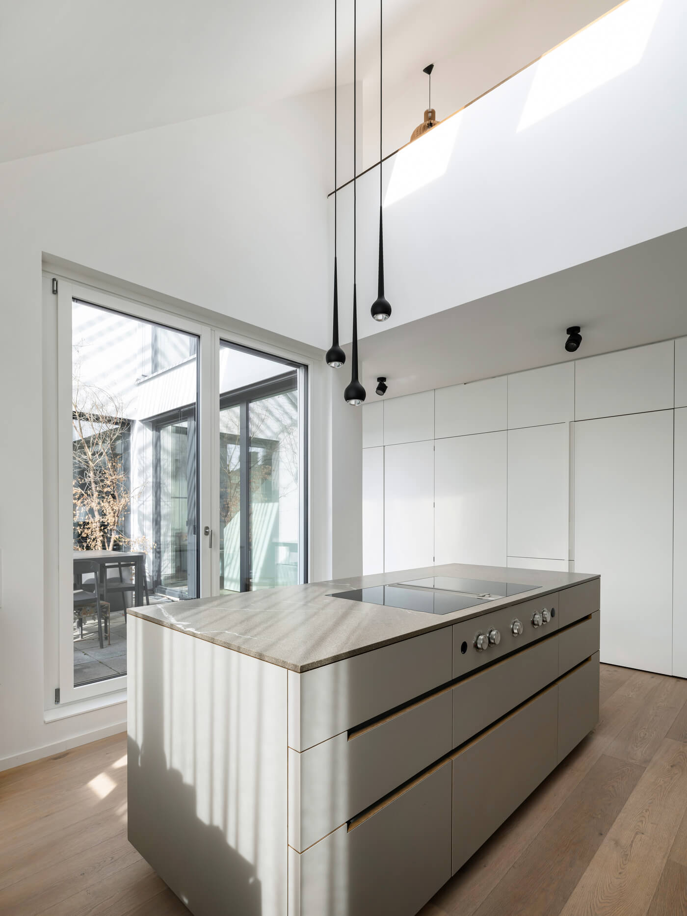 Hochwertige Einbauküche einer Wohnung im Bereiteranger mit Zugang zur Loggia.