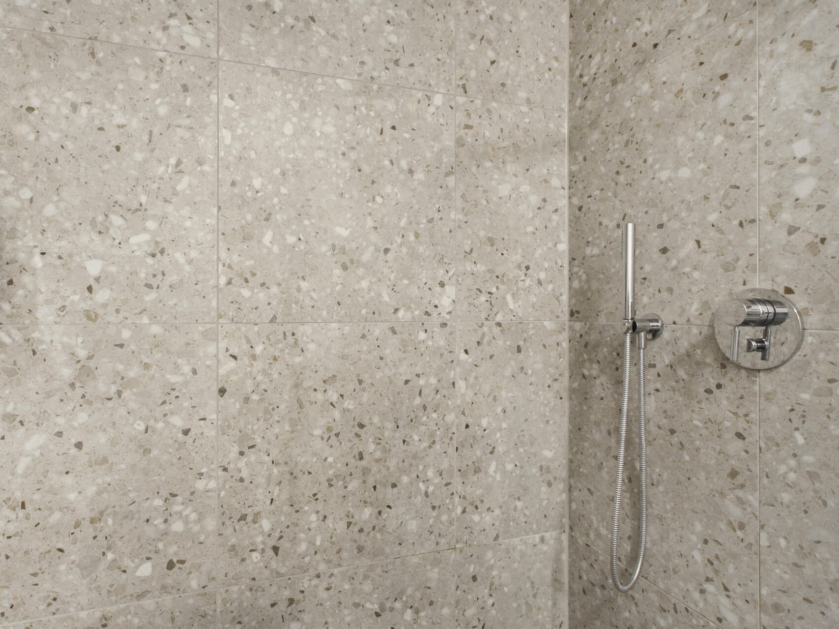 Dusche mit Terrazzofliesen in Wohnung F.116 im Neubau Van B, München Schwabing