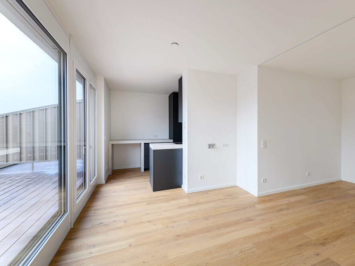 Wohnraum mit Küche und Terrasse in Wohnung D22 im Kupa Wohnquartier, Pasing