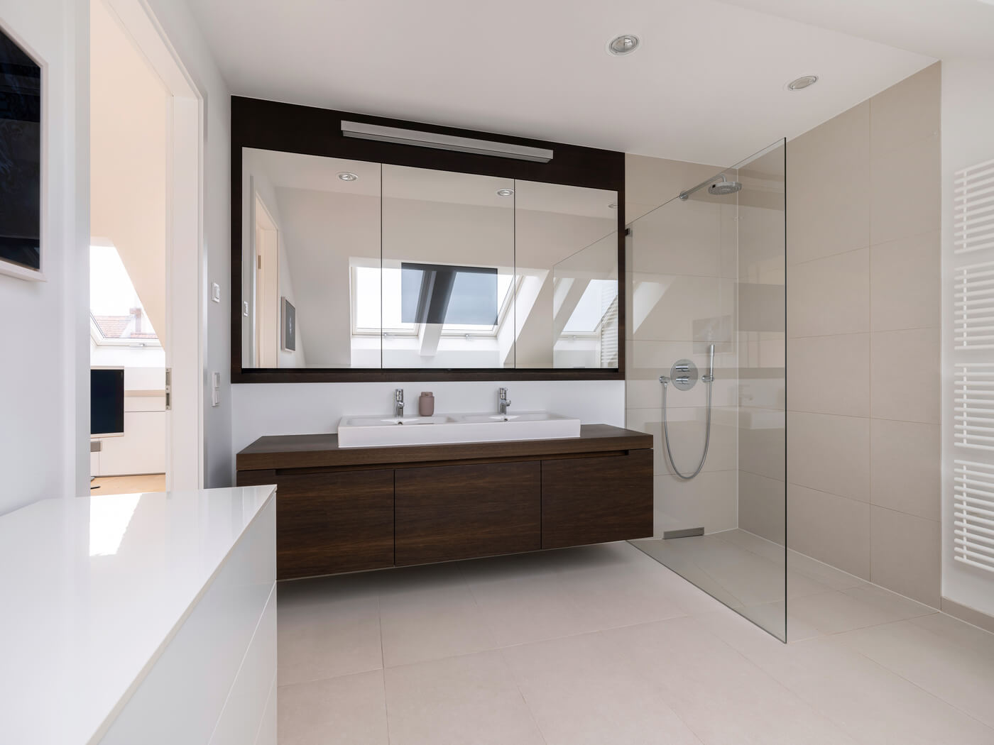 Modernes Bad im Dachgeschoss der Eigentumswohnung im Bereiteranger 15 in München