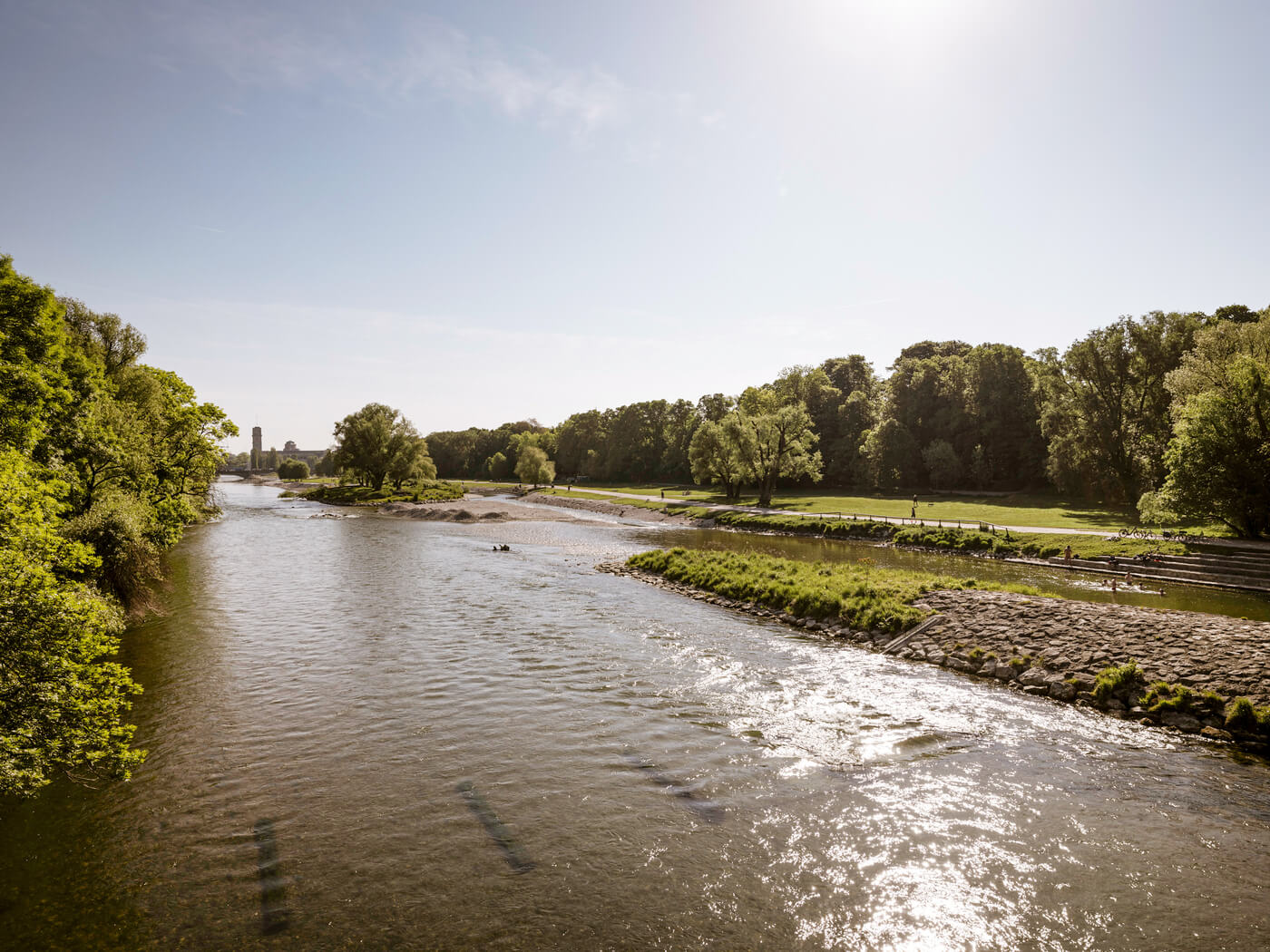 Isar mit Kiesinsel und Bäumen nahe Neubau Haus Claude, München Untergiesing