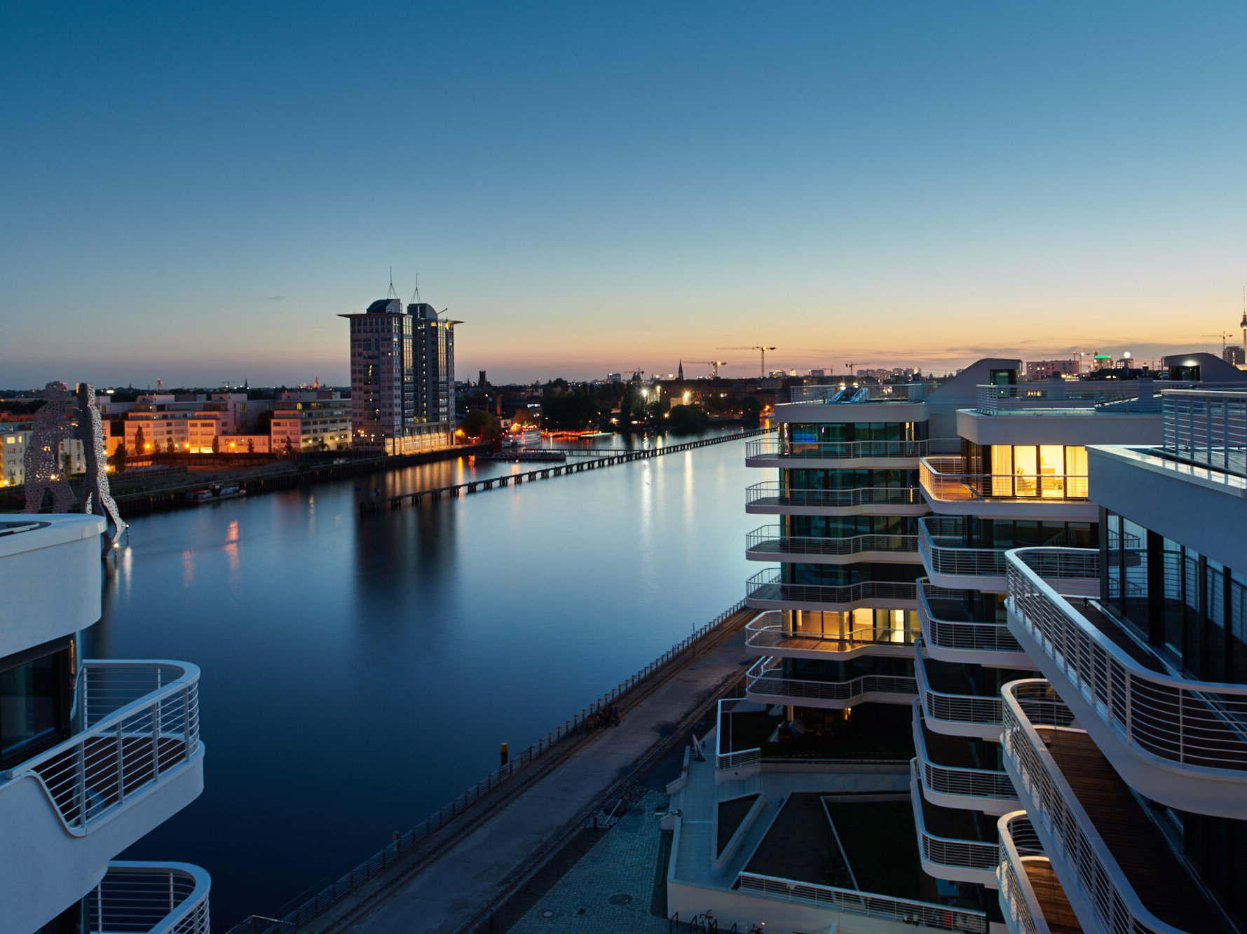 Dämmerung am Neubauprojekt WAVE in Berlin Friedrichshain an der Spree