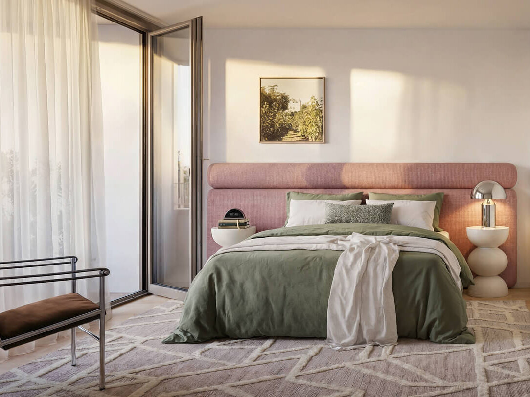 Schlafzimmer mit Bett, Bad und Balkonzugang im Neubau Haus Claude Untergiesing