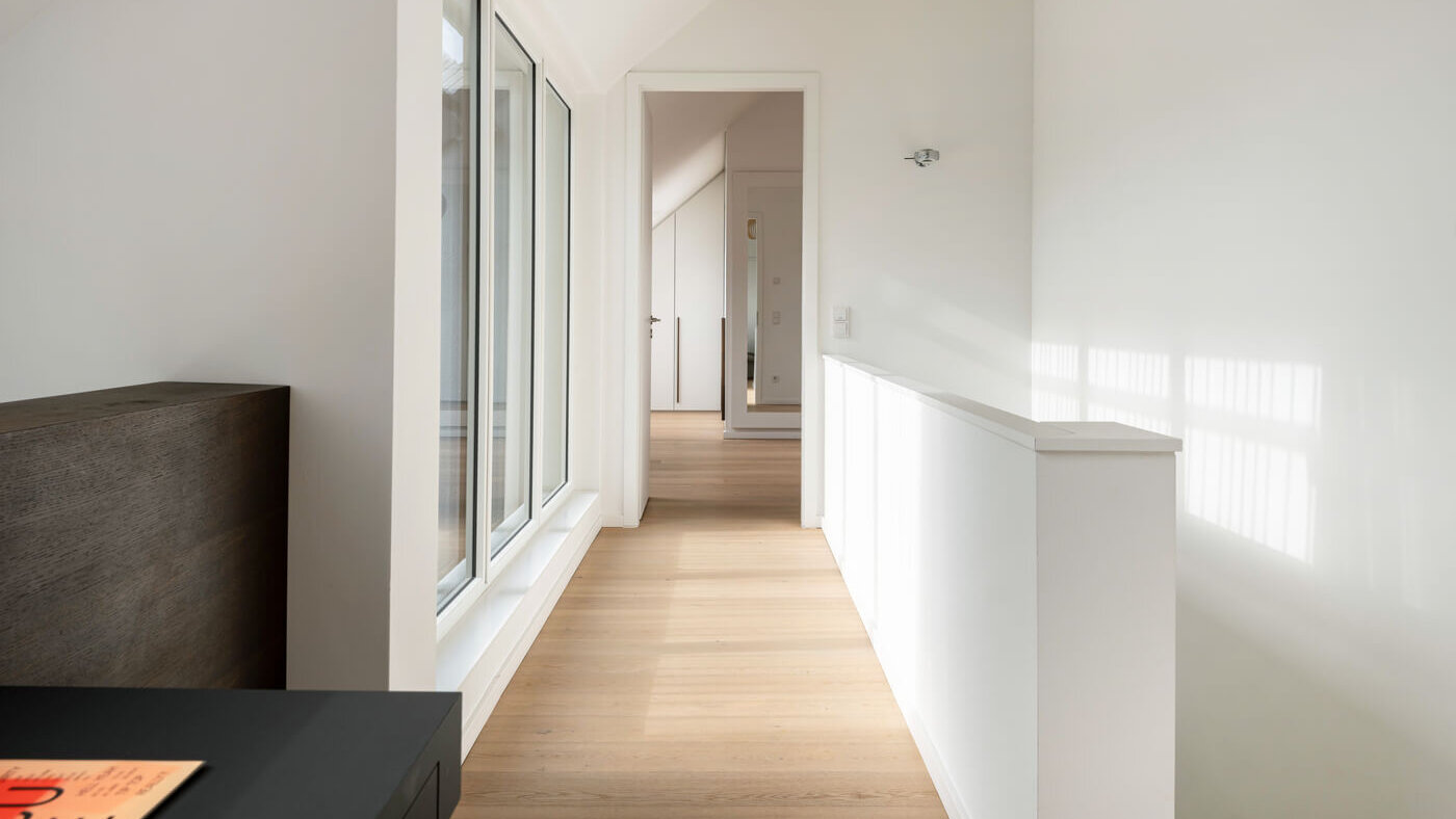 Heller Galerie- /Arbeitsbereich der Eigentumswohnung im Bereiteranger, München