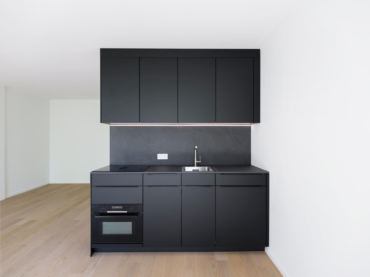 Schwarze Einbauküche in Apartment A.110 im Neubau Van B in München Schwabing