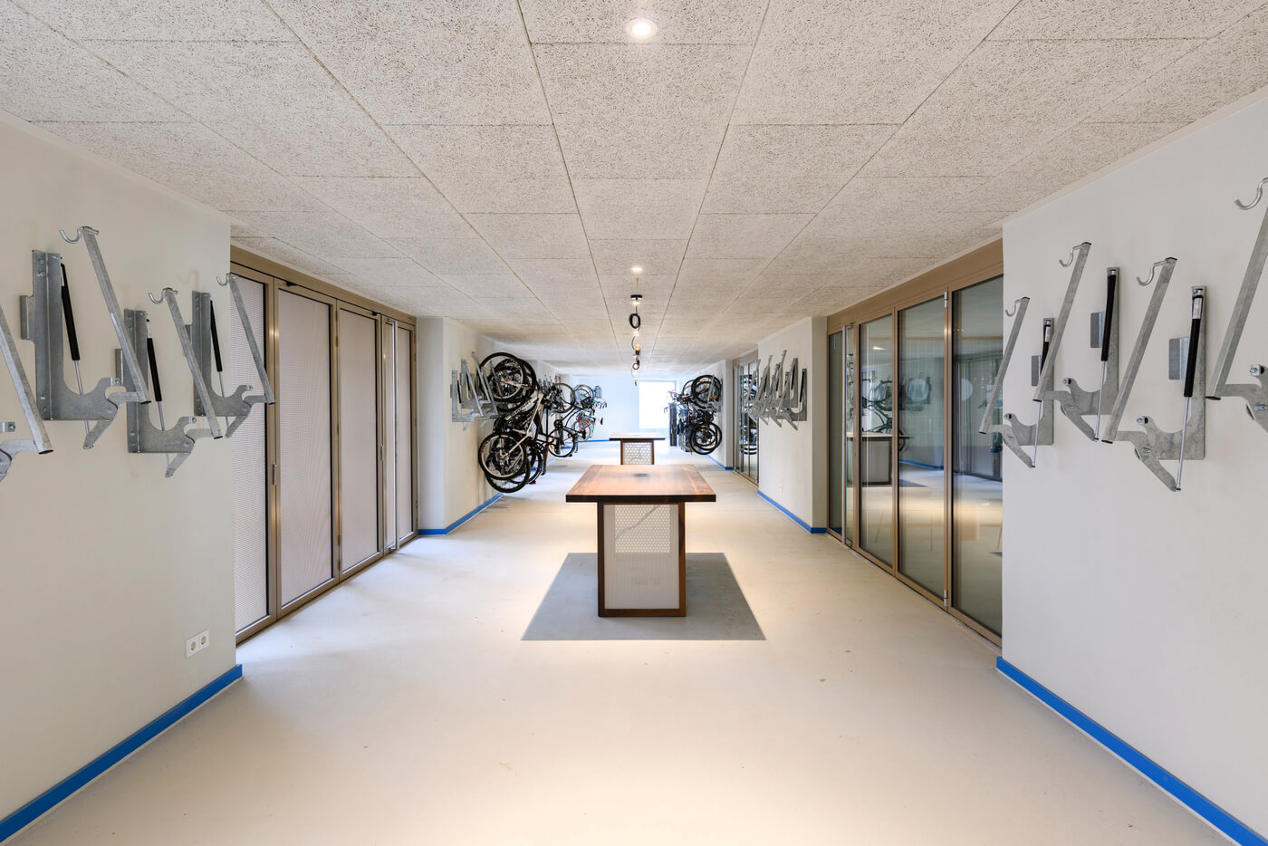 Neubau-Quartier kupa: Fahrradwerkstatt mit Wandhalterungen und Arbeitstisch